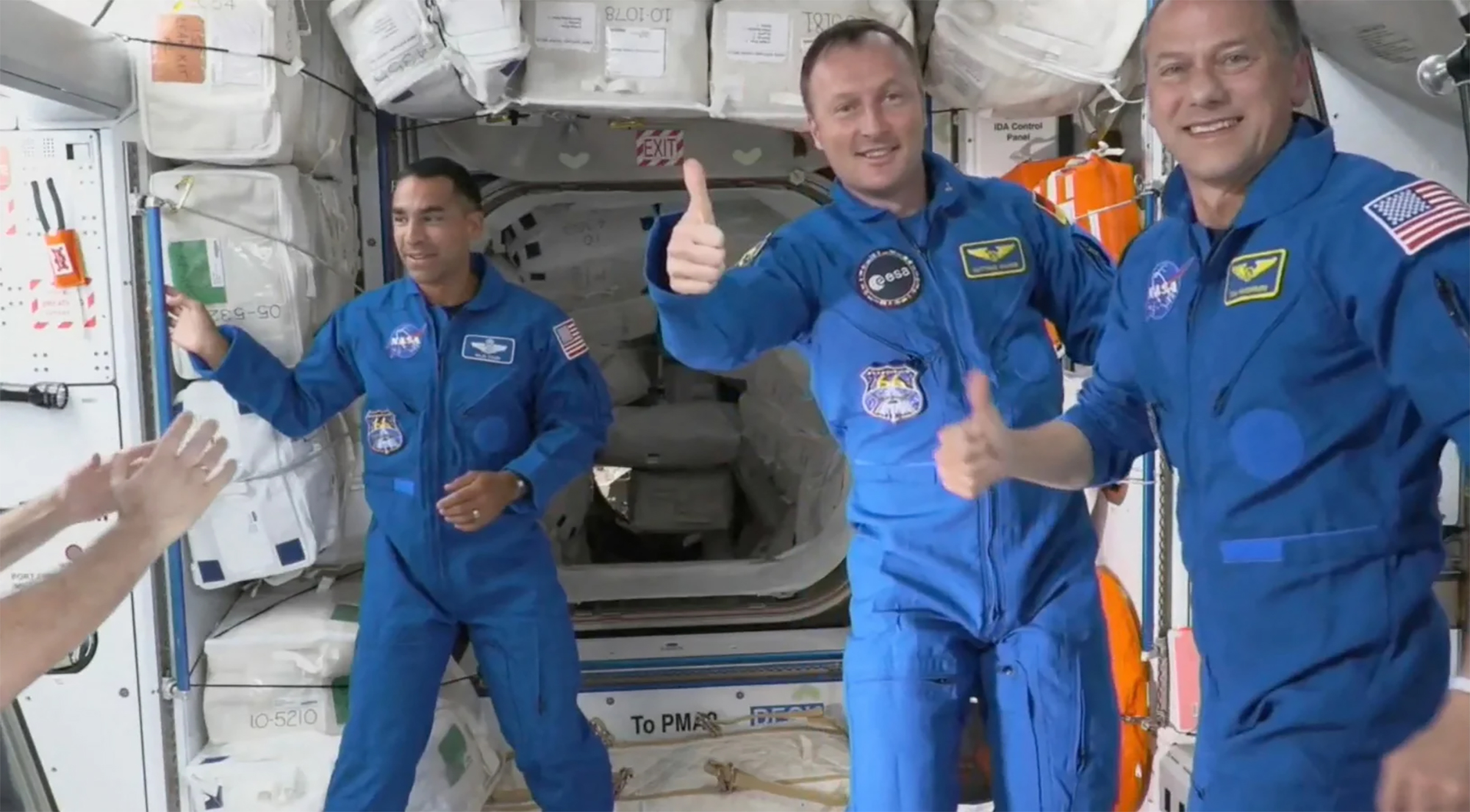 L'astronaute européen&nbsp;Matthias Maurer, entre deux astronautes de la Nasa, est arrivé&nbsp;en pleine forme et tout souriant à bord de la Station spatiale internationale.
