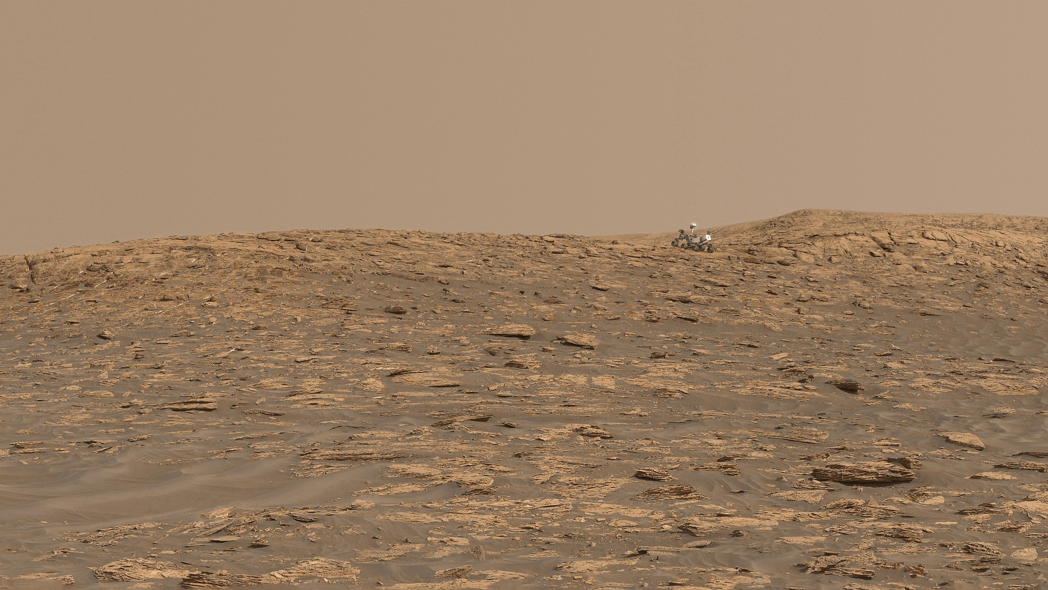 Paysage martien autour de Curiosity. Le rover, mis à la bonne échelle, a été superposé à l’image originale. © Sean Doran, Nasa, JPL-Caltech