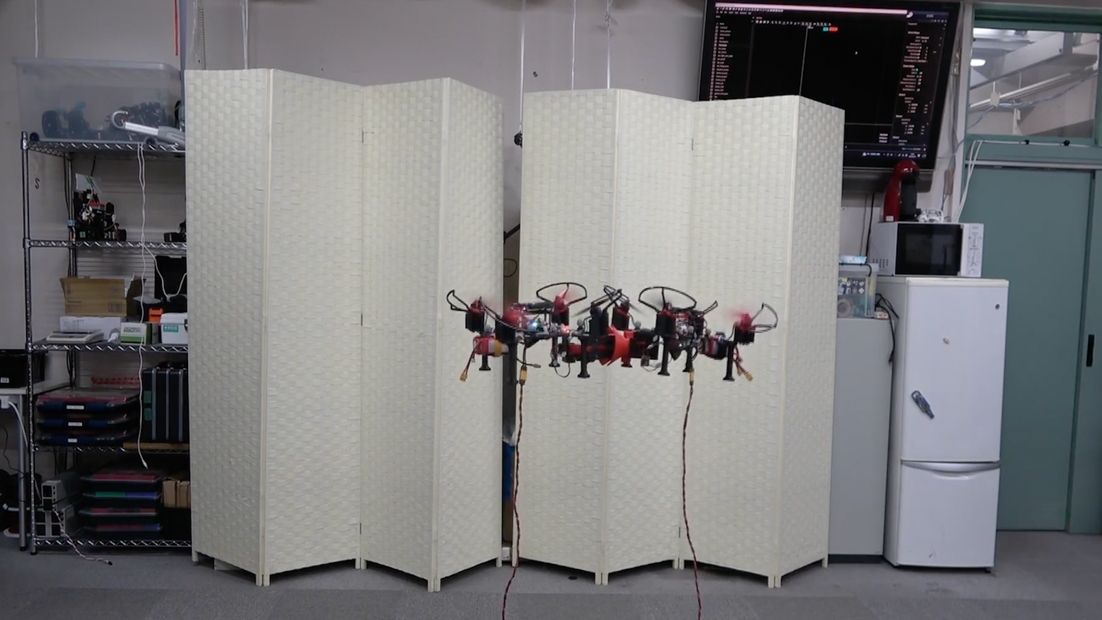 Les drones s’assemblent et leur système de contrôle s’unifie pour qu’ils ne forment qu’un seul appareil. © Université de Tokyo
