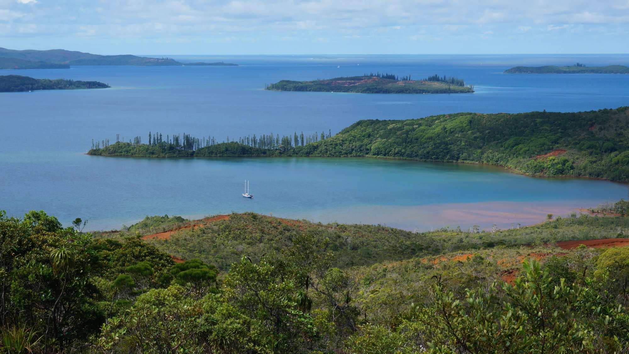La baie de Prony, dans le lagon sud de la Nouvelle-Calédonie. On y trouve un site exceptionnel, connu des plongeurs et protégé, où des cheminées hydrothermales émettent des fluides alcalins. Dans ce milieu très pauvre en oxygène prospère une flore microbienne très particulière. © R. Price