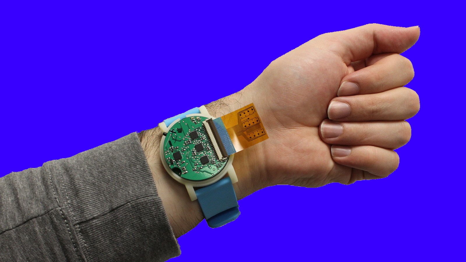 Cet accessoire ressemblant à une montre enferme l’équivalent de quatre appareils de mesures électrochimiques. © Murat Yokus, NC State University