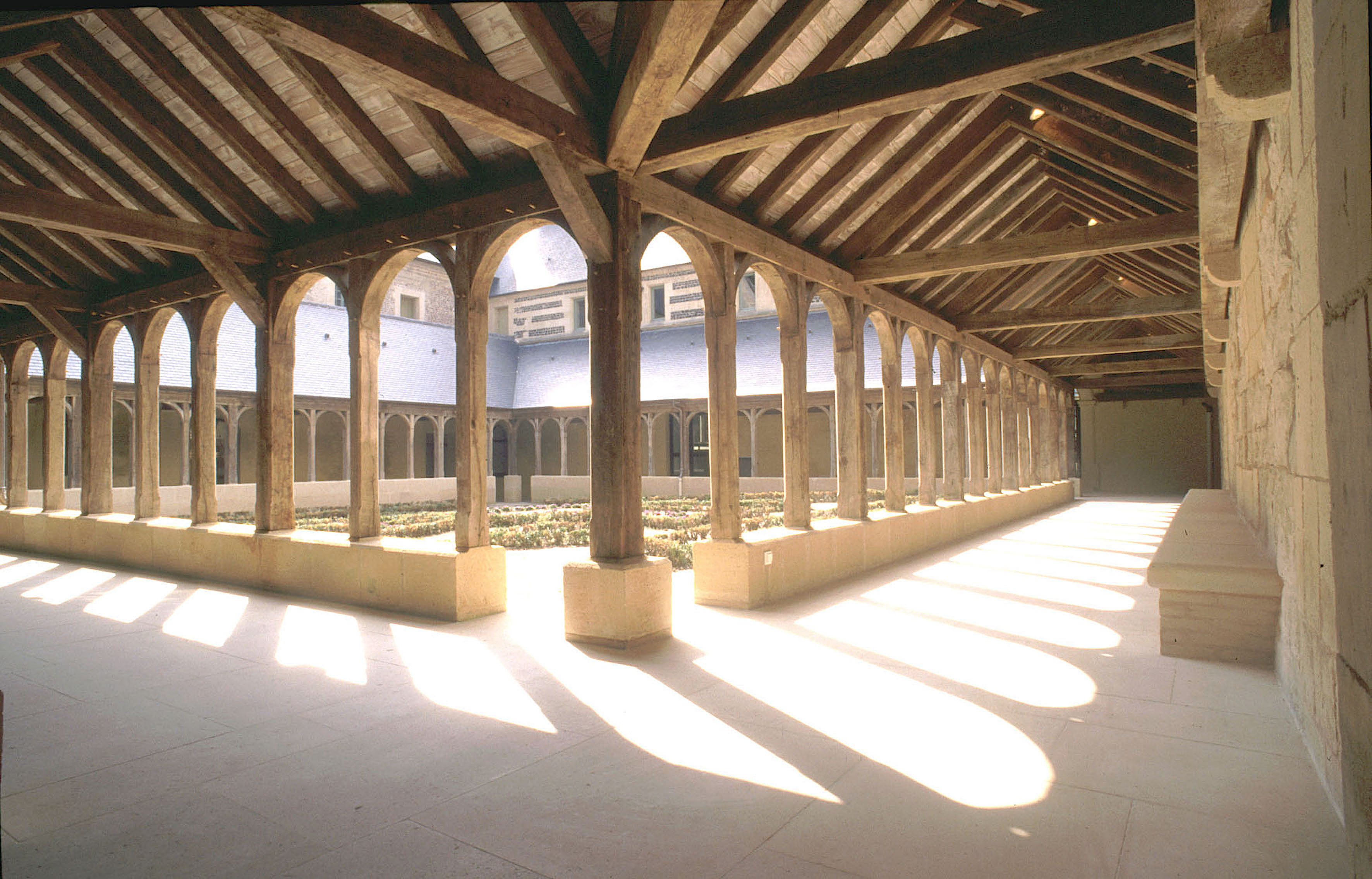 Cour intérieure composée de quatre galeries à colonnades sur murs-bahuts. © Abbaye de Montivilliers