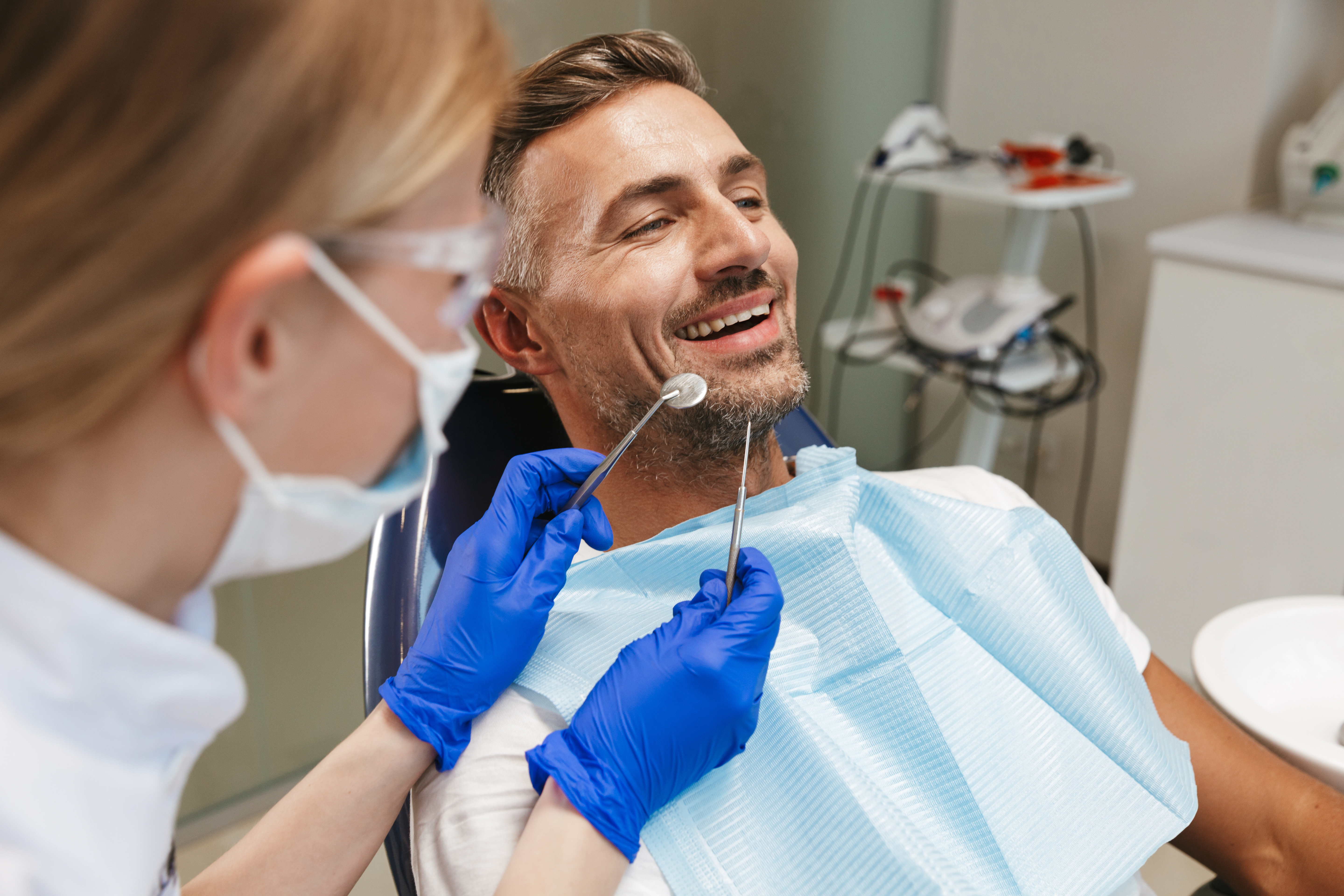En cette période de Covid-19, des mesures sanitaires sont prises et appliquées pour protéger patients et dentistes avant et pendant les soins. © Drobot Dean, Adobe Stock