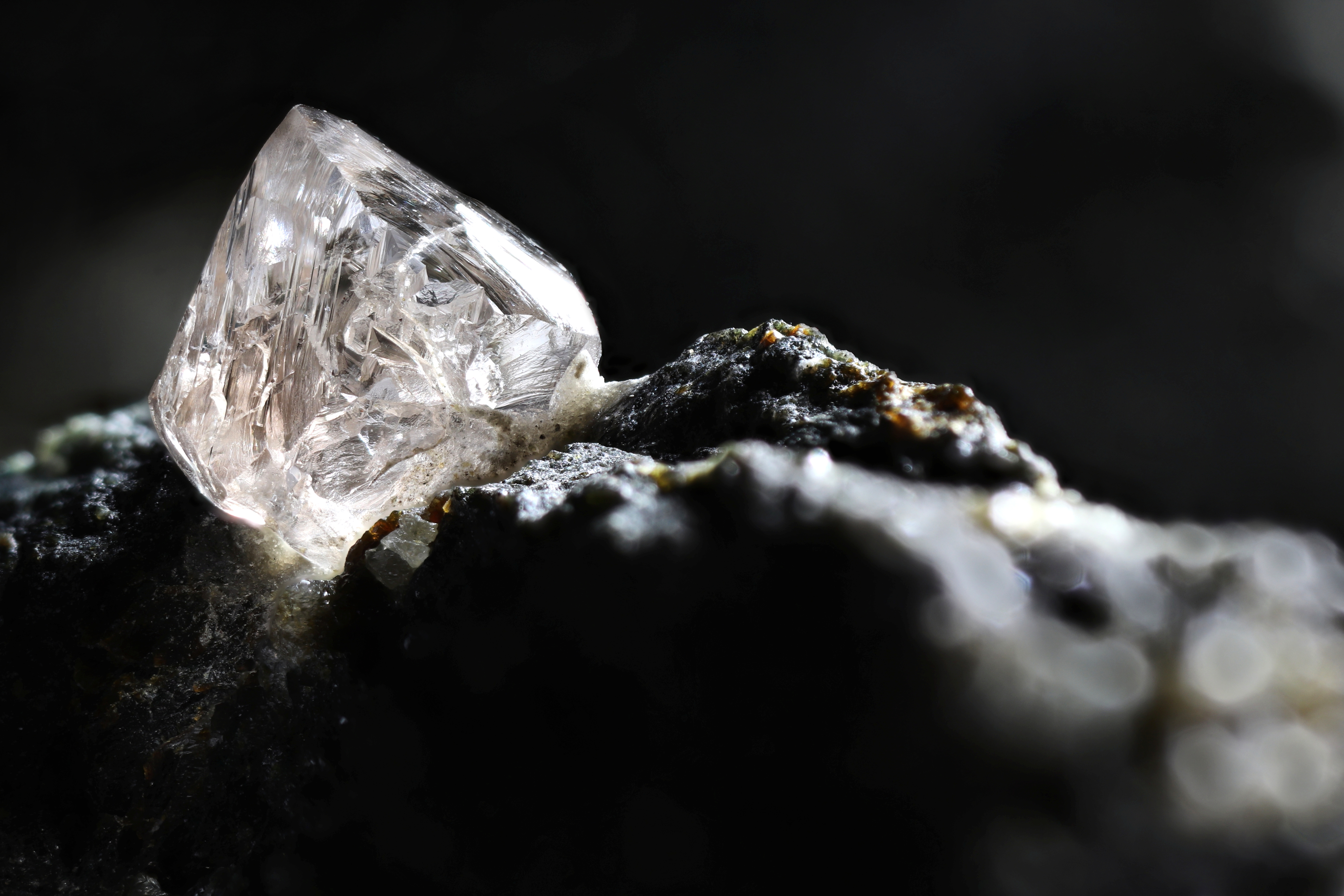 Diamant dans sa gangue de kimberlite.&nbsp;© Björn Wylezich, Adobe Stock