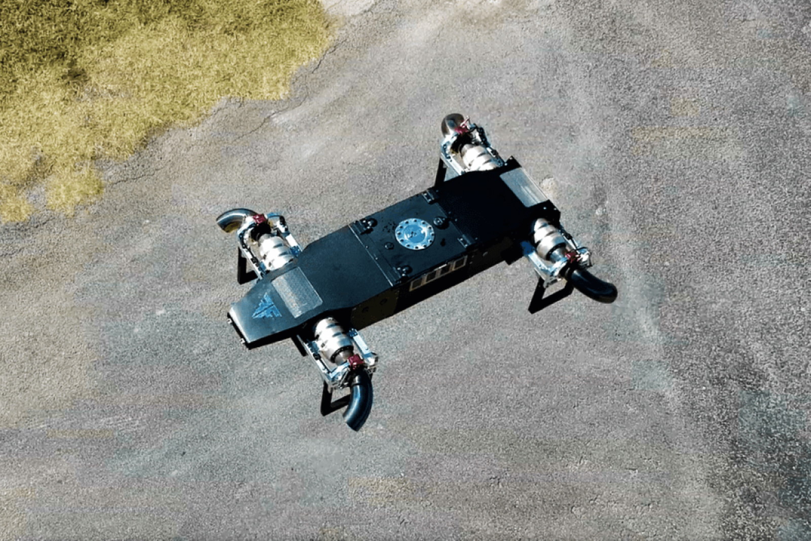 Avec le drone à réaction JetQuad AB5 les avantages sont certains pour les militaires ou les secours. Le drone peut arriver très vite sur site. Le carburant délivre 40 fois plus d'énergie qu'une batterie au lithium et le plein ne prend que quelques minutes au lieu des heures nécessaires pour recharger un drone électrique. © FusionFlight