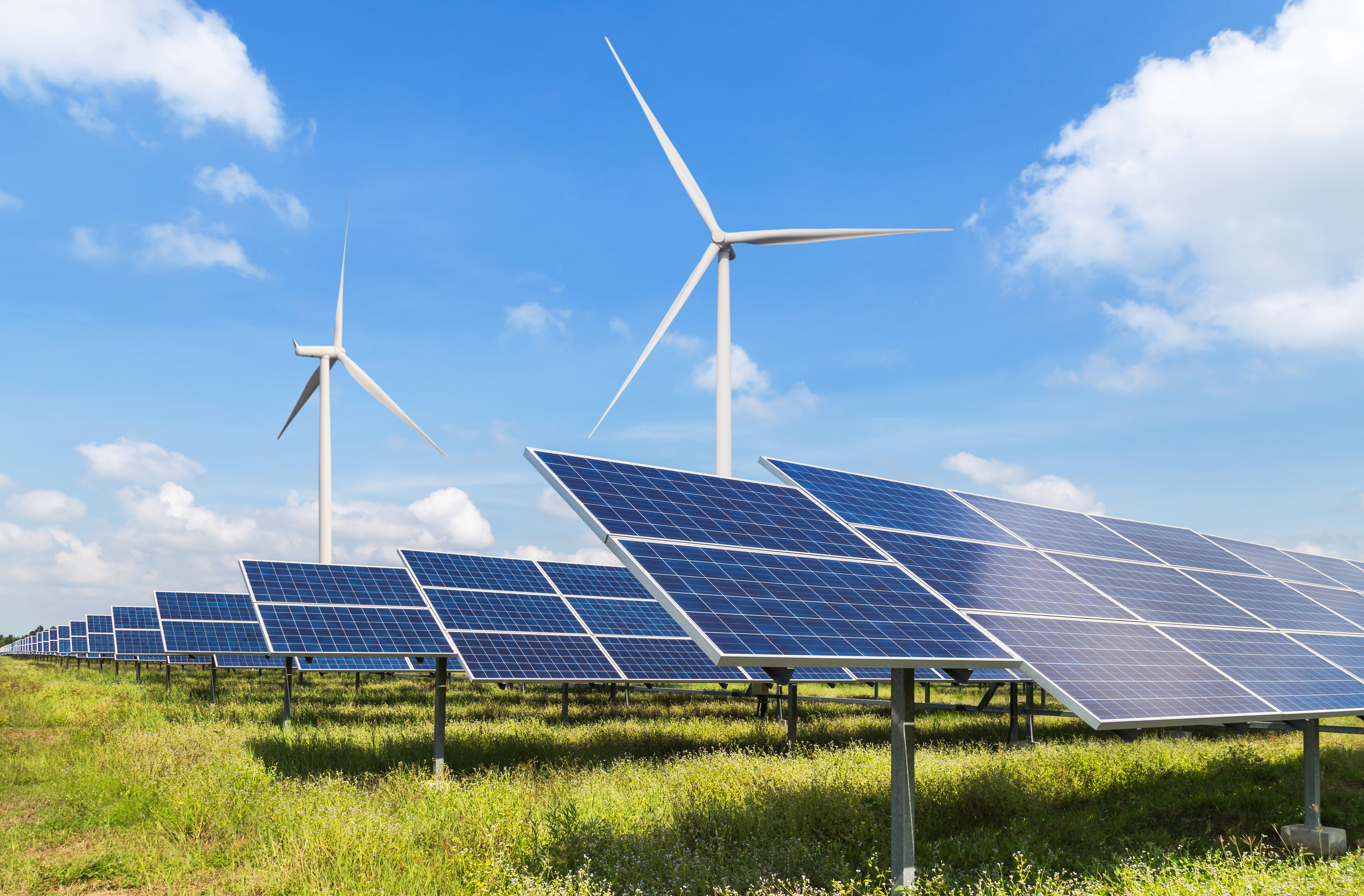 Éoliennes et panneaux solaires, deux types de production d'énergie verte. © Soonthorn, Adobe Stock