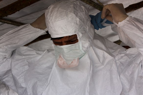 Sur place, le personnel médical est mobilisé contre le virus Ébola et reçoit l'aide de volontaires. Ce parasite ne se transmettant pas par voie aérienne mais par contact, ceux qui soignent sont particulièrement exposés et commencent à le payer de leur vie. © MSF