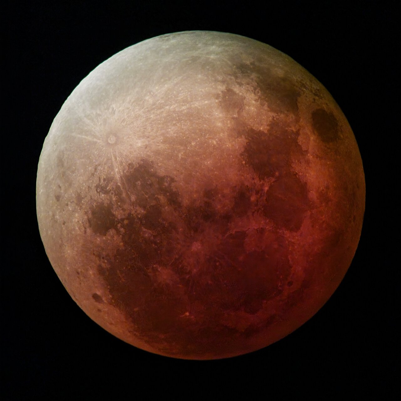 L'éclipse de Lune du 16 mai dans le ciel terrestre de l'observatoire du Paranal. © F. Aedo, F. Durán, ESO&nbsp;
