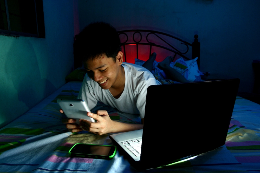  Pendant les heures de sommeil, 73,9 % des adolescents utilisent leur smartphone ou se connectent aux réseaux sociaux. ©junpinzon, shutterstock.com