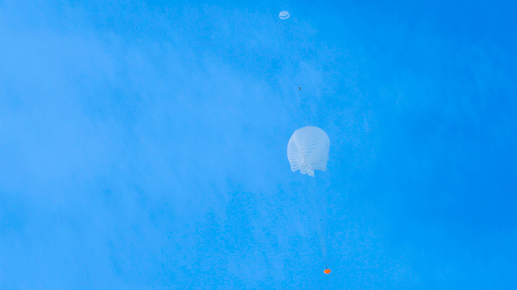 Essai de déploiement du parachute de 35 mètres d'ExoMars, lors d'un test réalisé en mars 2018. © ESA, L. Barel