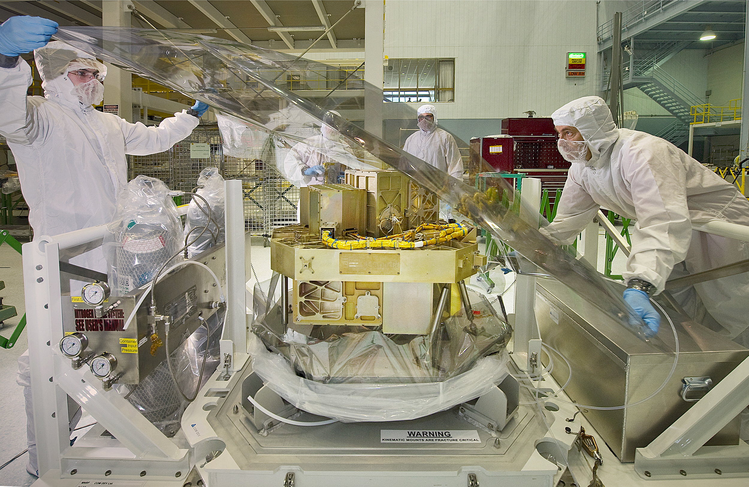 L'instrument Niriss est installé avec la camera de guidage fin FGS dans le module Isim. Ces deux instruments sont indépendants l'un de l'autre. Niriss&nbsp;est un&nbsp;spectrographe grand-champ avec grisme&nbsp;alors que la caméra FGS est utilisée pour le contrôle&nbsp;de pointage précis du télescope pendant les observations. © Nasa