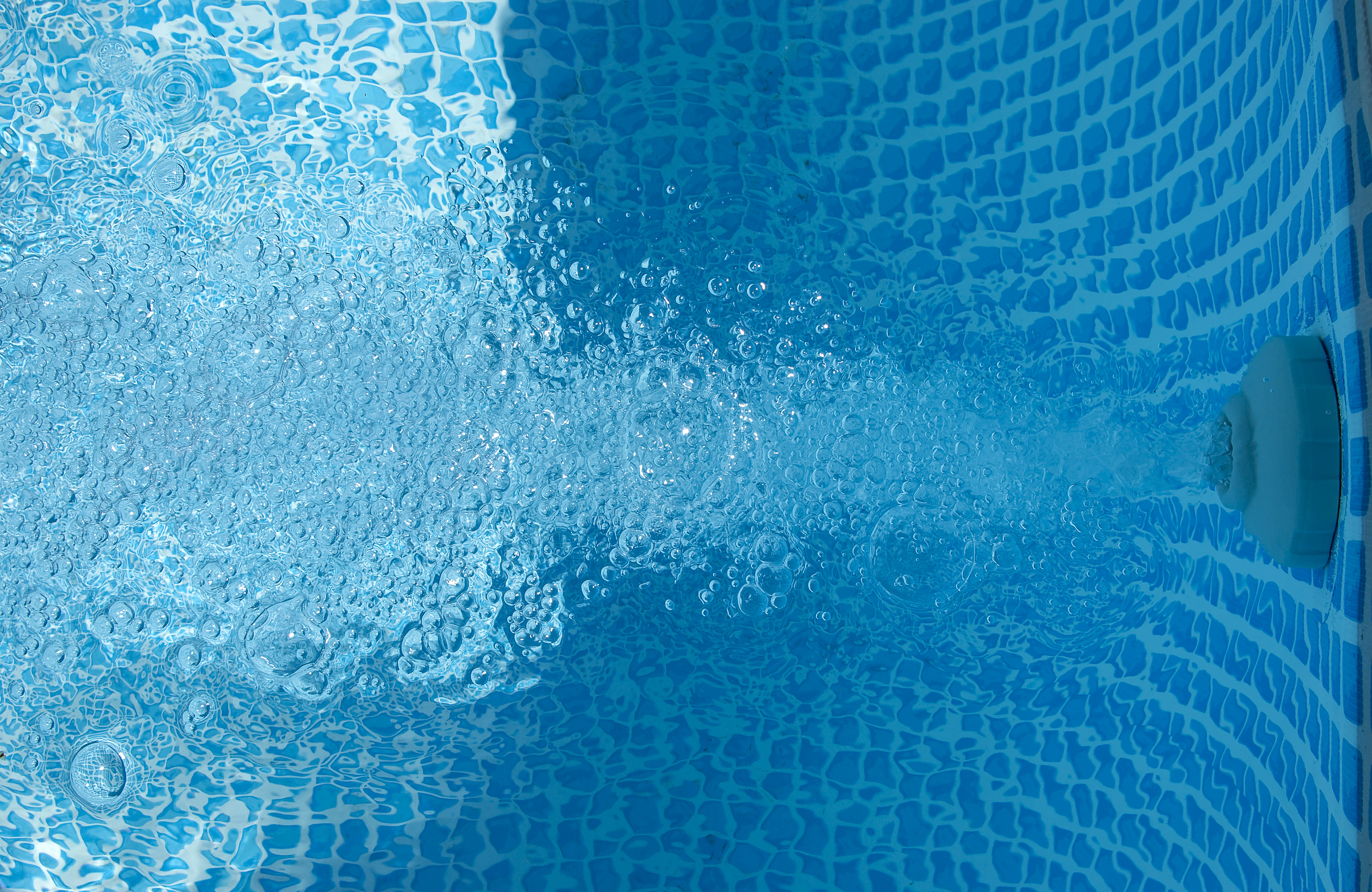 Les différents systèmes et méthodes pour effectuer la filtration d’une piscine offrent une large gamme d’efficacité comme de niveau d’entretien. © kama17, Flickr, cc by nc 2.0