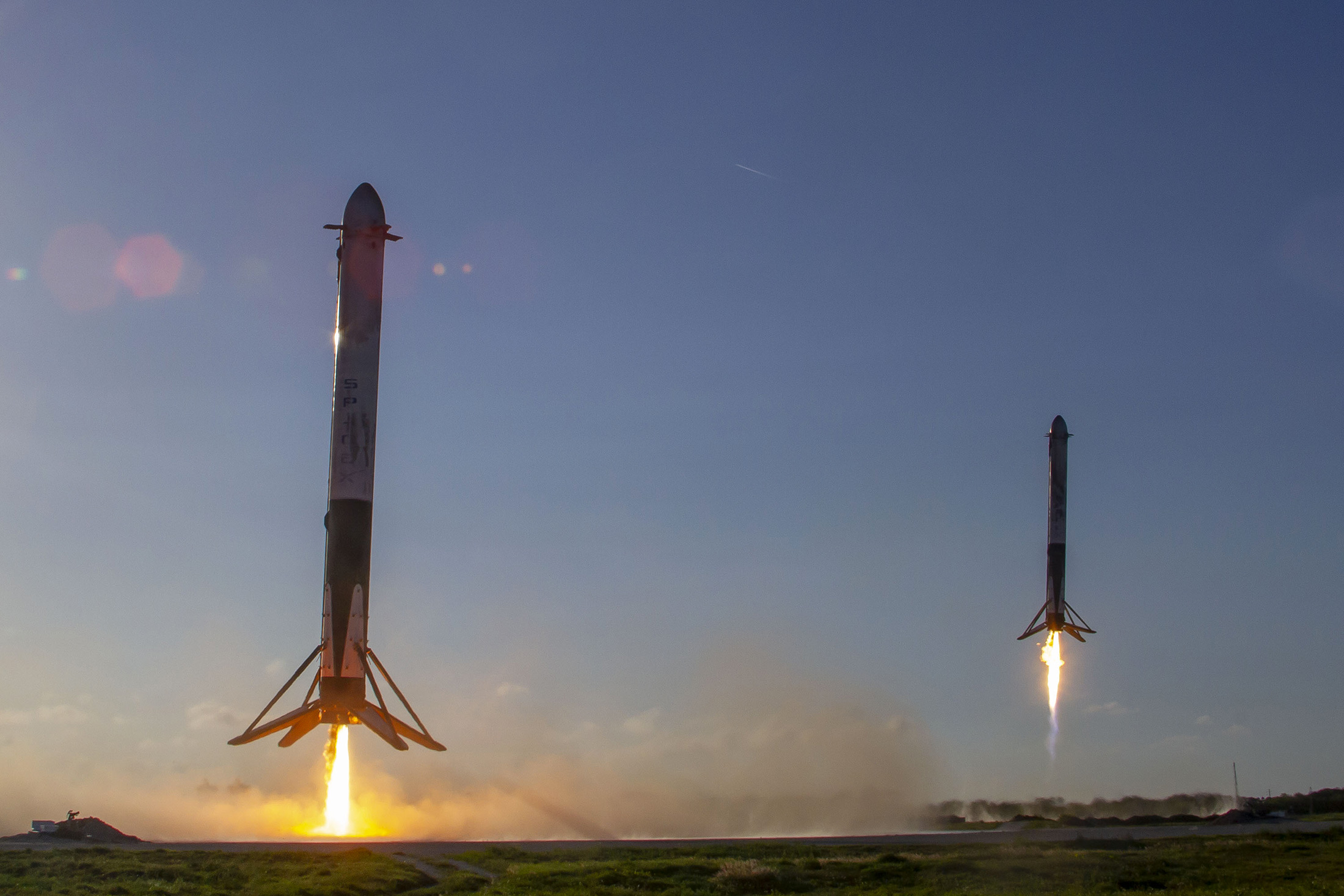 Retour sur la terre ferme de deux des trois étages qui forment l'étage principal du Falcon Heavy, après leur mission (avril 2019). © SpaceX