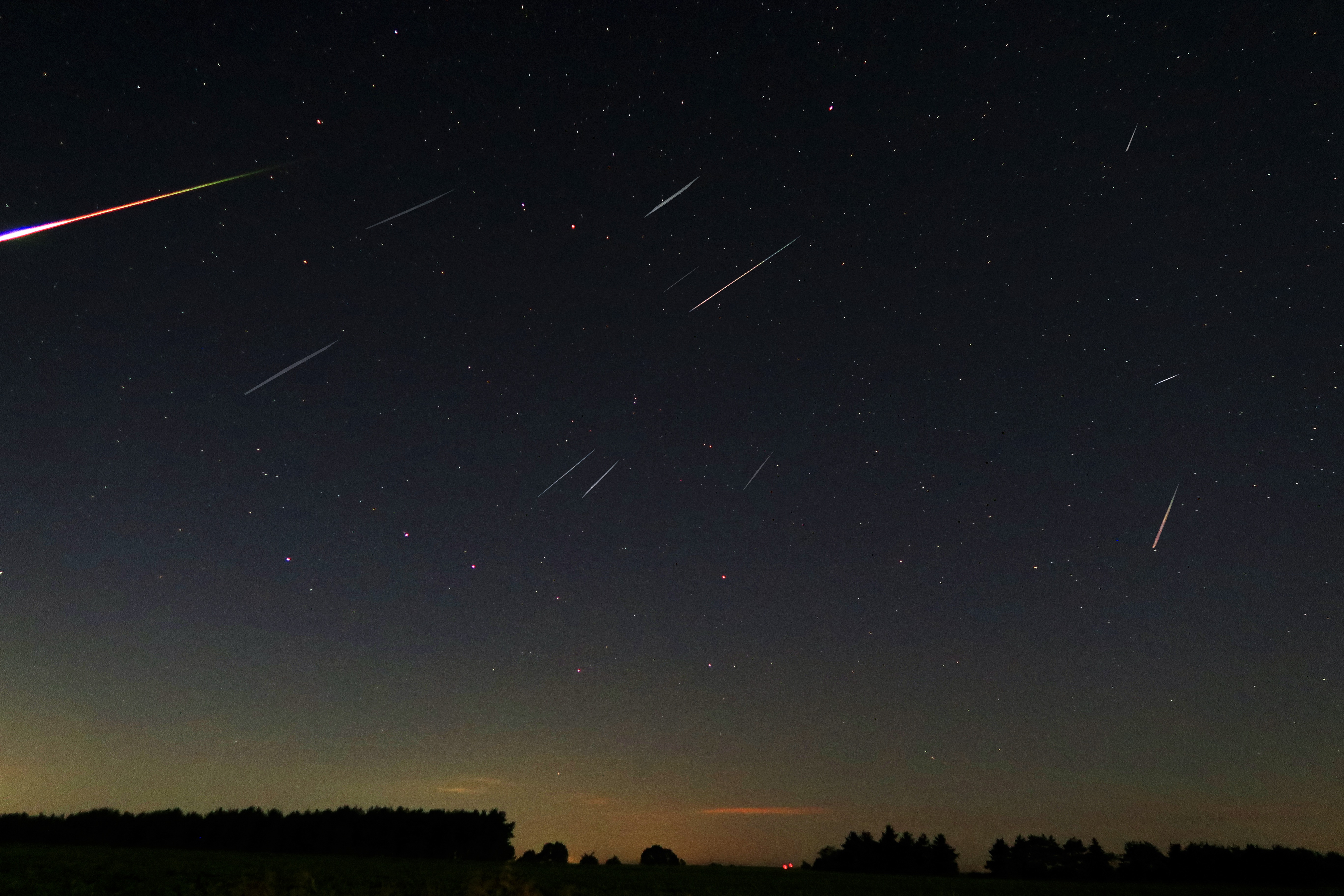 Perséides photographiées au cœur de la nuit du 12 au 13 août dans l’Ontario, Canada. Parmi ces étoiles filantes, un beau bolide fendait le ciel. © Felix Zai