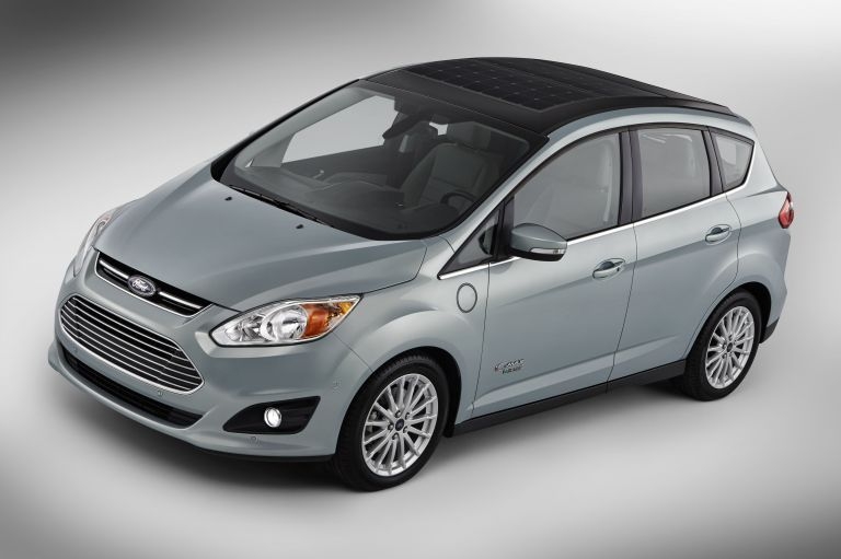 Le Ford C-Max Solar Energy sera dévoilé au CES 2014, donc entre le 7 et le 10 janvier prochains à Las Vegas. Cette voiture hybride possède des cellules photovoltaïques sur son toit. © Ford
