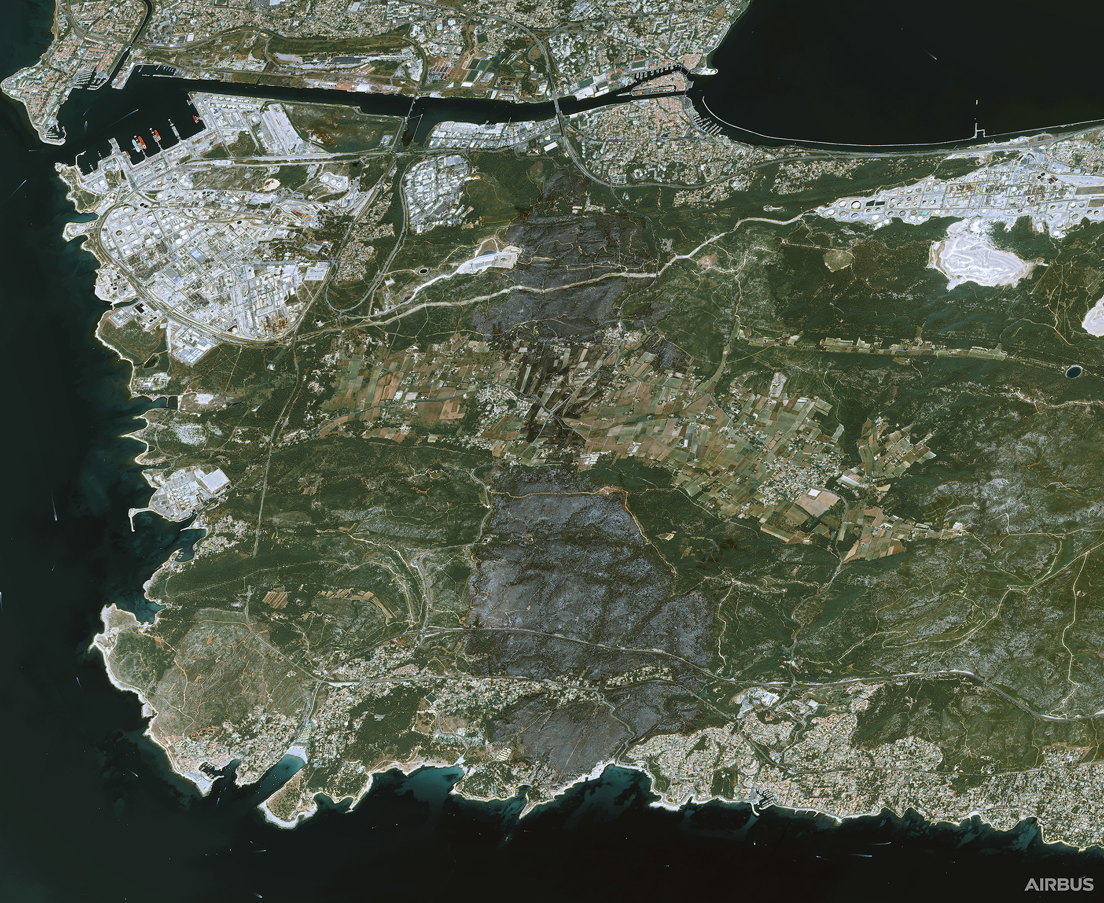 Image satellite de la ville de Martigues (en haut) et des plages du Verdon, de Sainte-Croix et Crique notamment (au bas de l'image). Cette image provient d'un des satellites très haute résolution Pléiades fabriqués et opérés par Airbus pour le compte du Cnes. © Cnes 2020, Distribution Airbus DS 