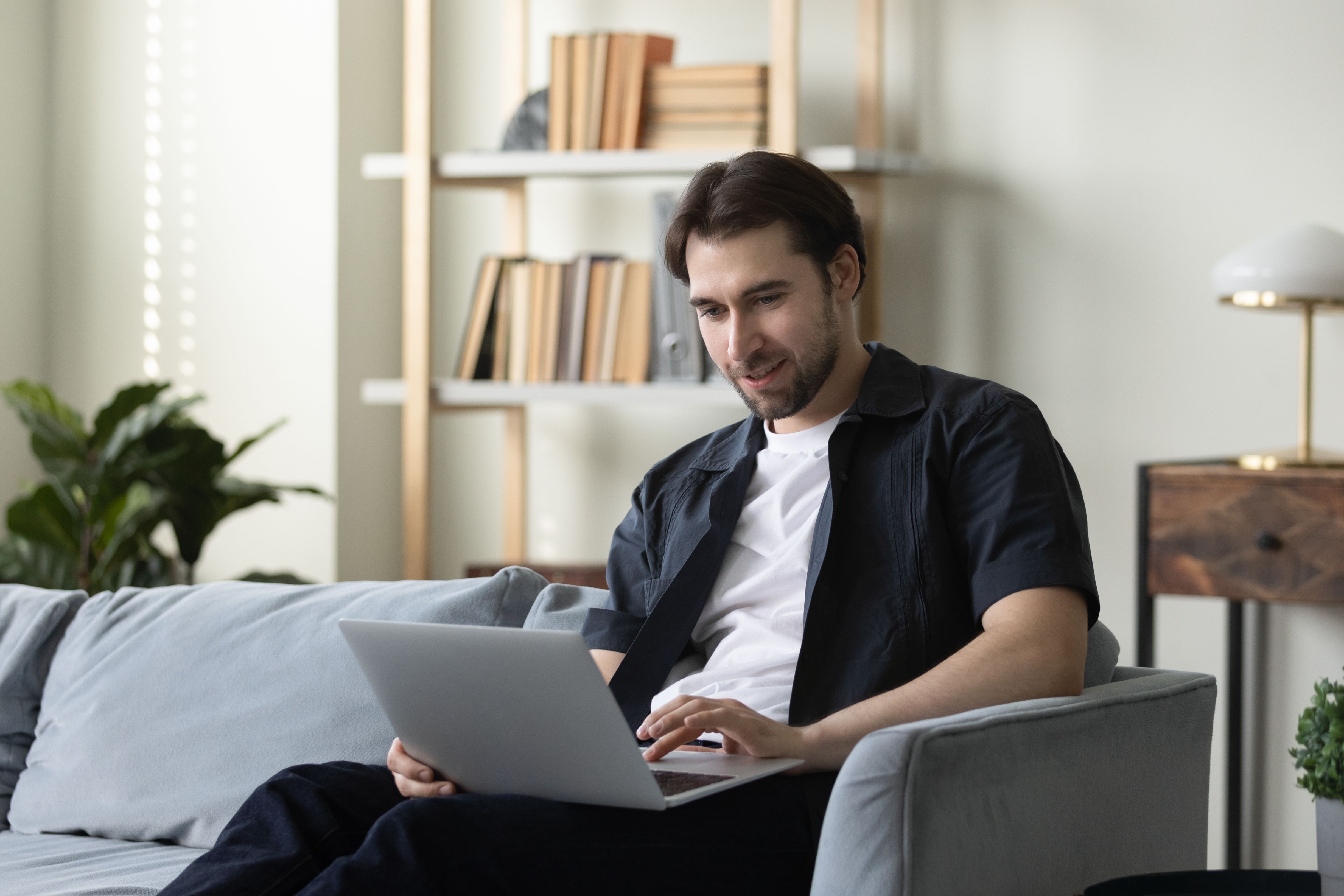 Homme avec un PC portable © Shutterstock
