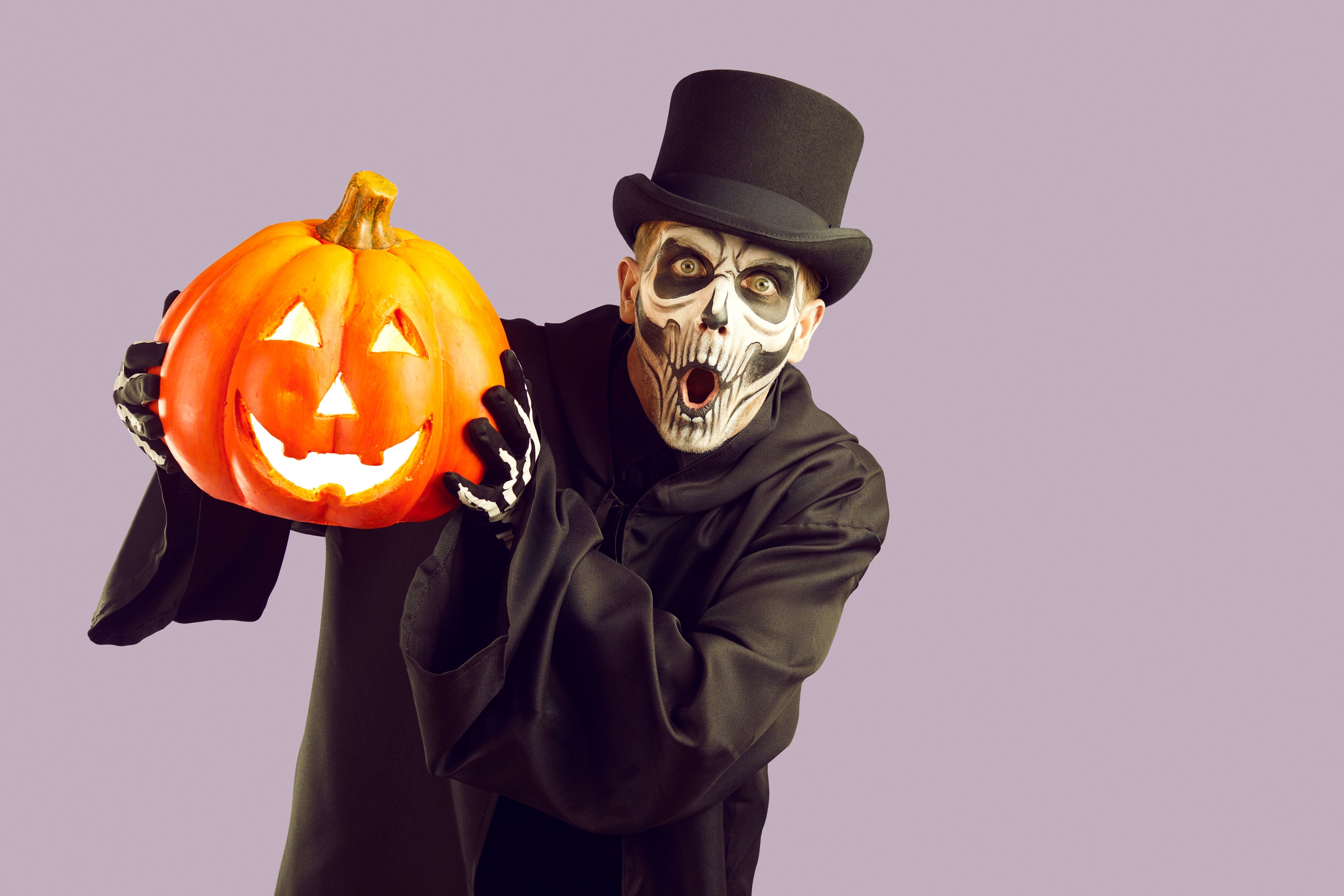 Homme déguisé en squelette © Shutterstock