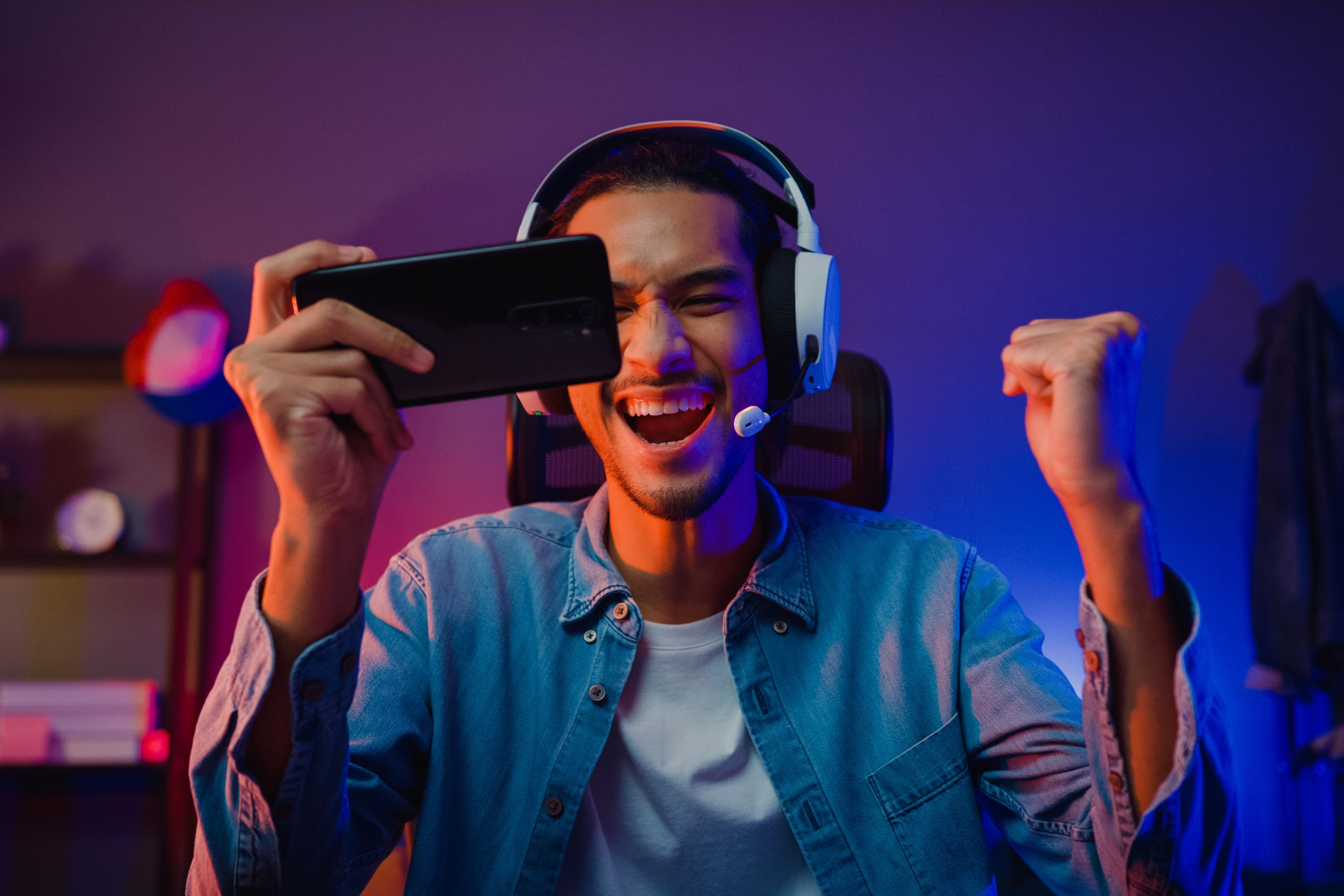 Homme en train de jouer à des jeux vidéos © Shutterstock