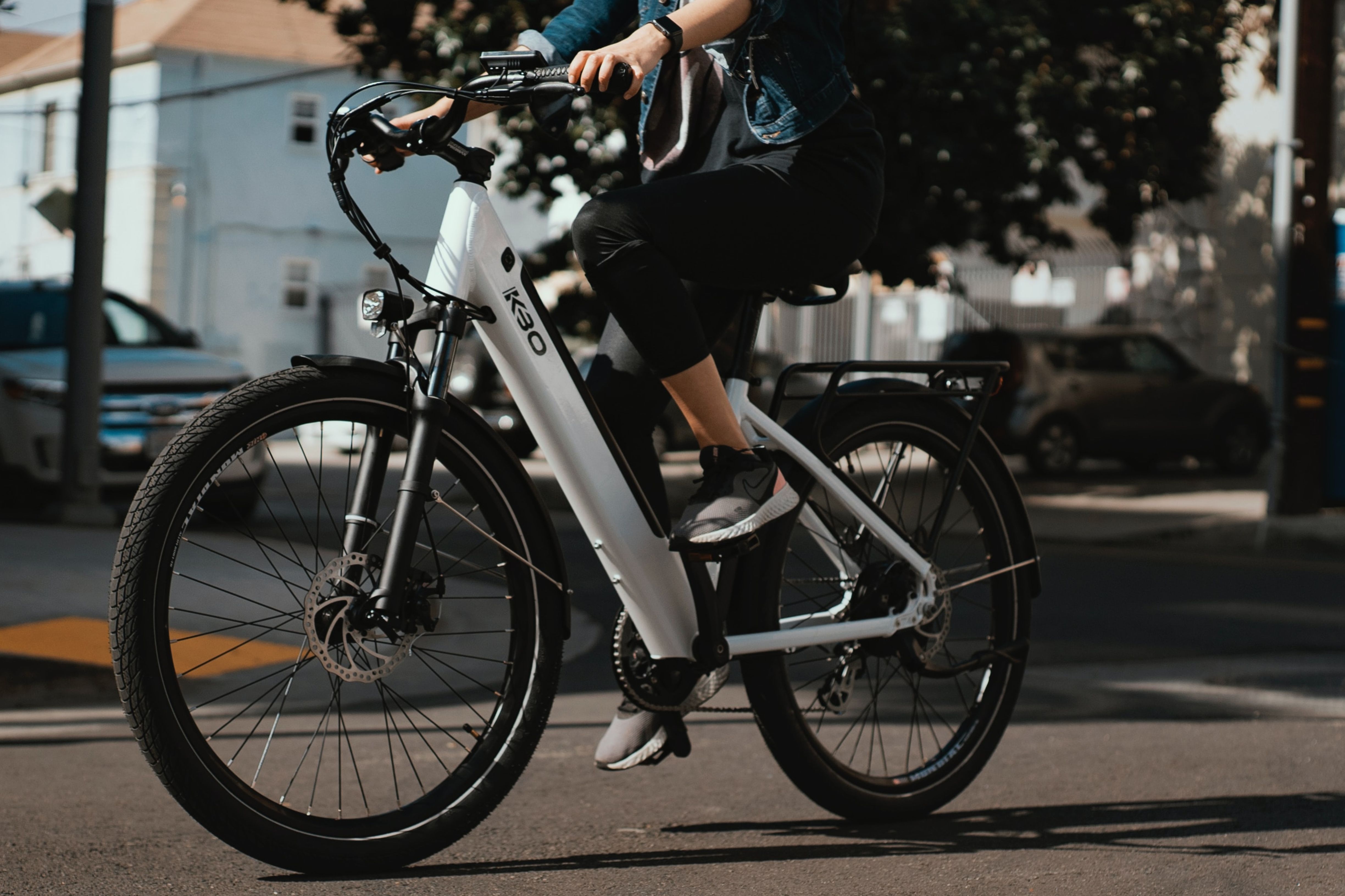 Homme sur un vélo électrique © Unsplash