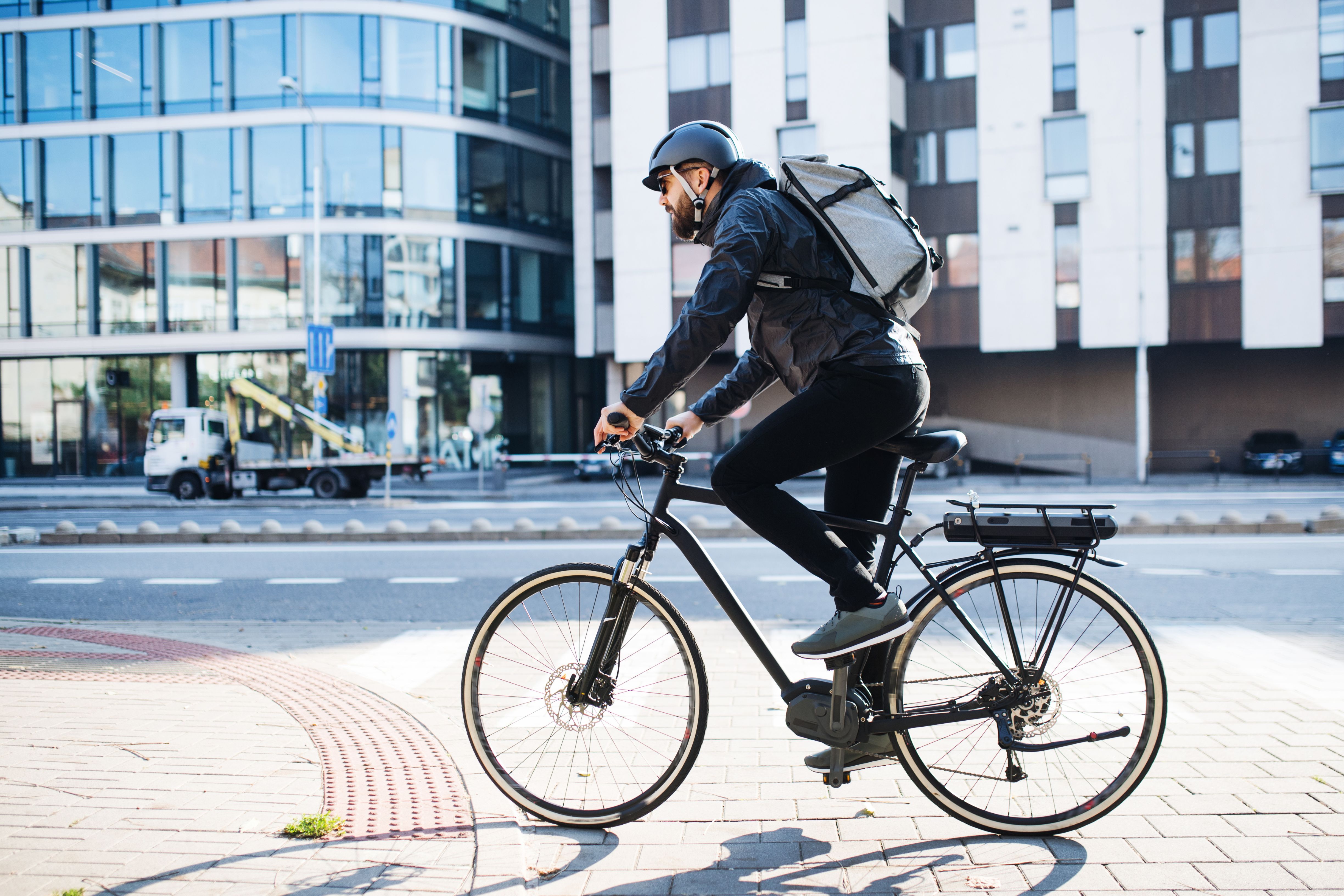 homme sur un vélo électrique © Shutterstock