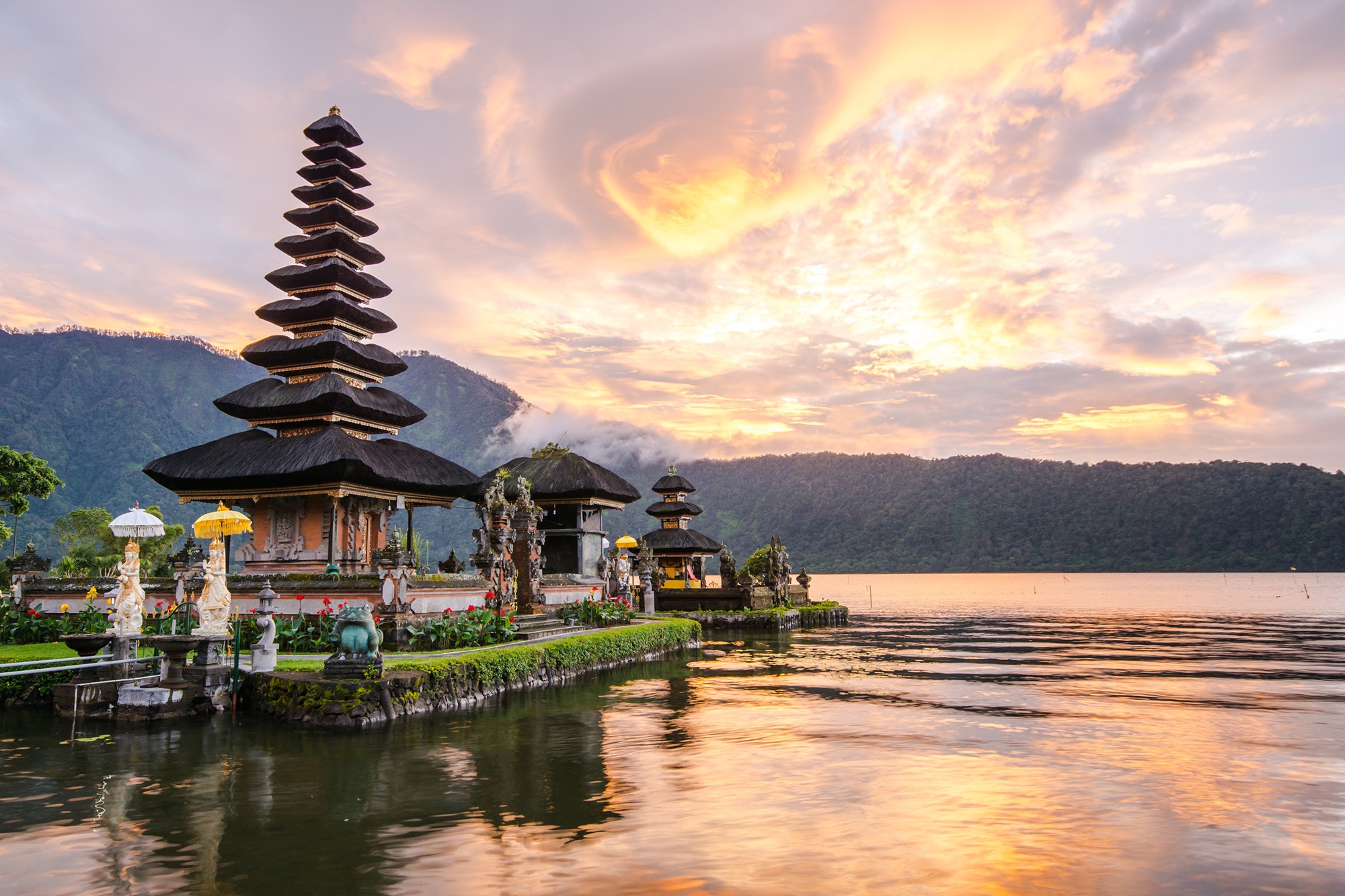 Partir à Bali pour découvrir le temple de Pura Ulun Danu Bratan. ©zephyr_p, Adobe.
