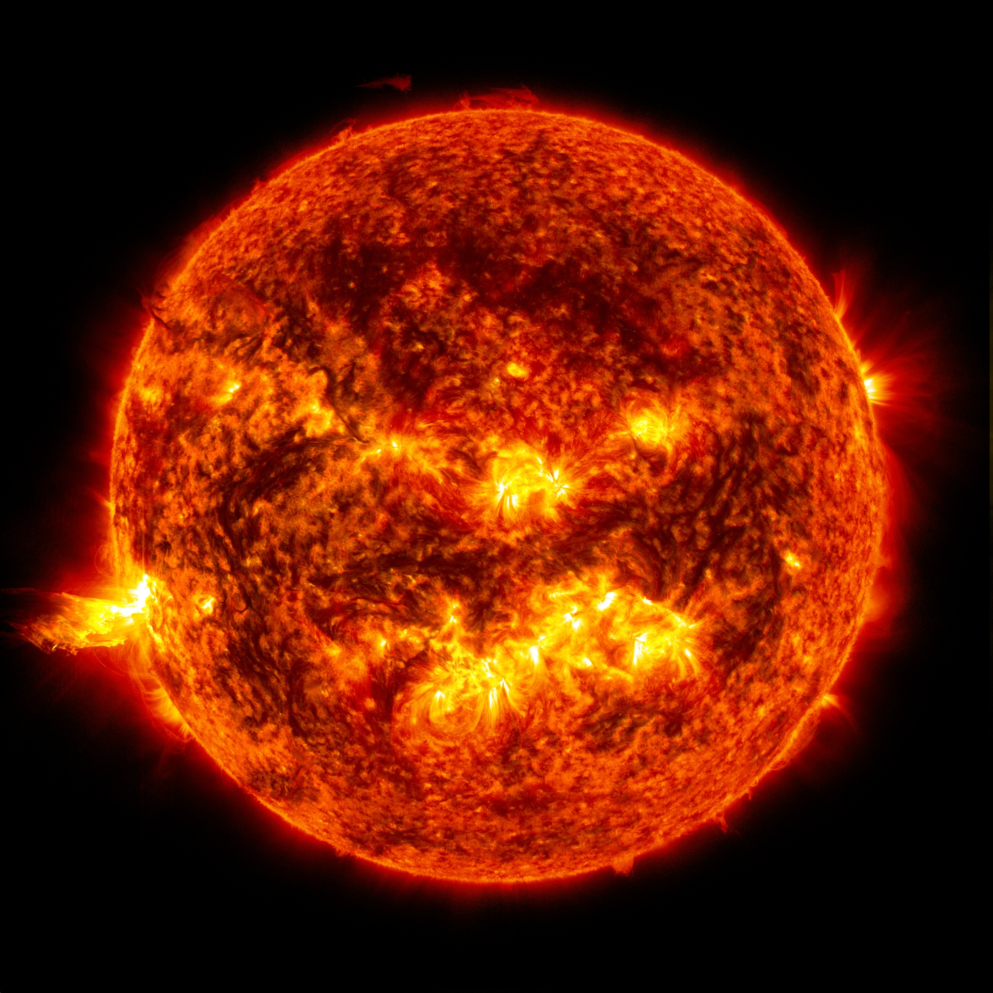 La température du Soleil varie de 15 millions de degrés Celsius en son cœur à près de 6.000 °C à sa surface et 3.500 °C seulement dans les taches solaires. © Nasa, SDO, AIA, Goddard Space Flight Center