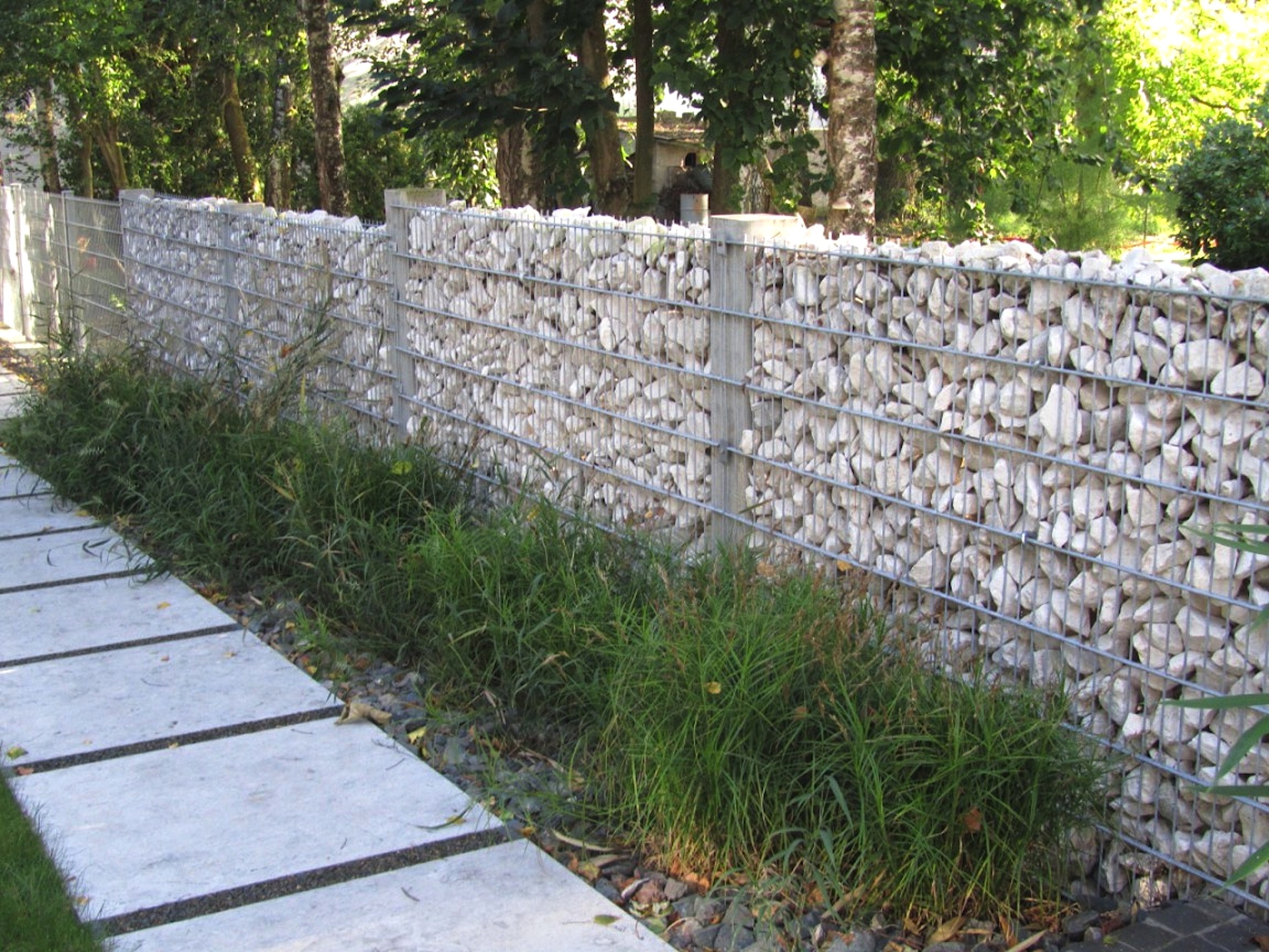 Le mur gabion forme une clôture peu vulnérable au vandalisme, d’autant plus s’il est garni de pierraille. © Leroy Merlin