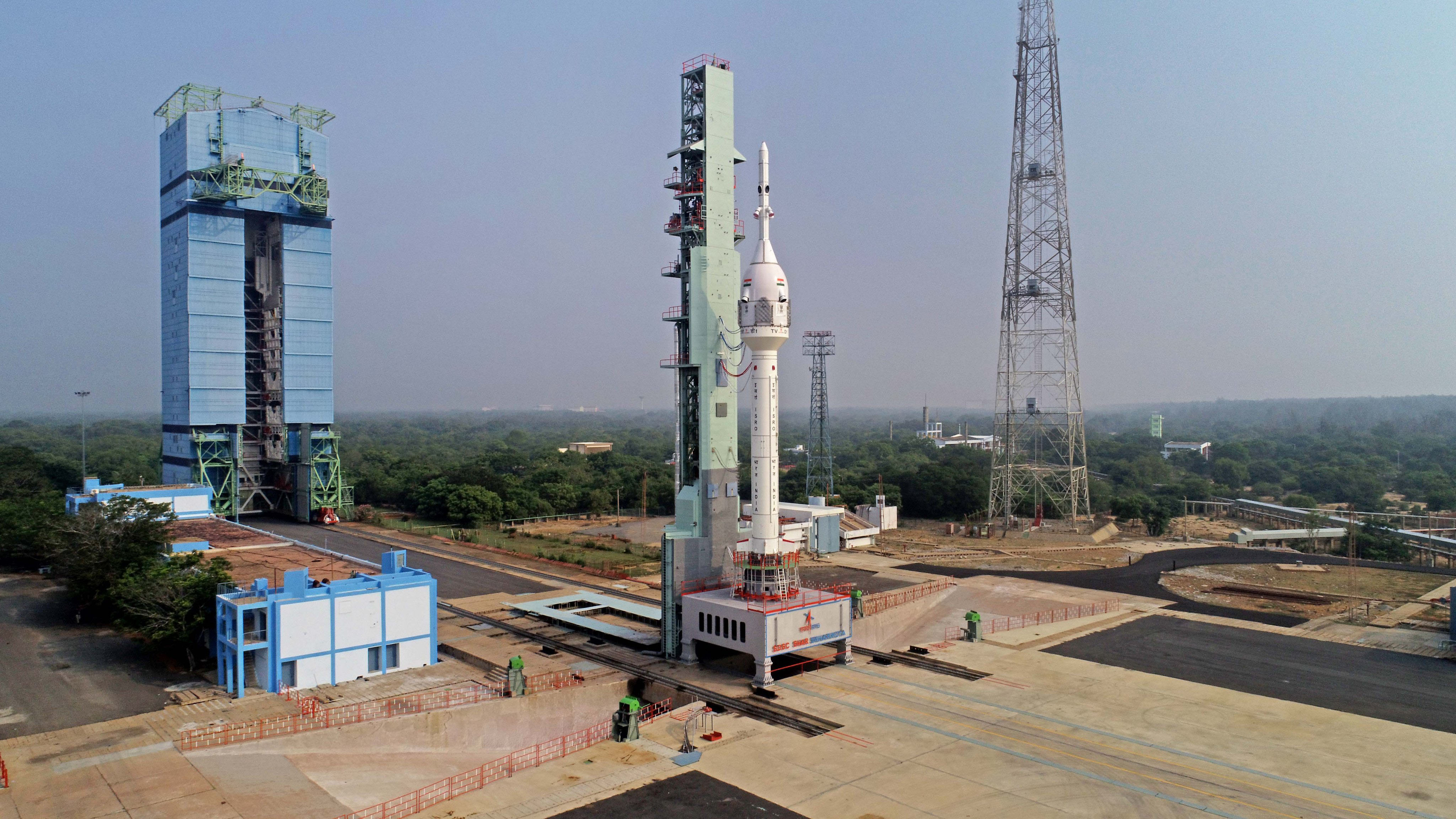 Sur son pas de tir, la mission TV-D1 qui a testé avec succès le bon fonctionnement de la tour d’éjection de la future capsule habitée de l’Inde. © Isro