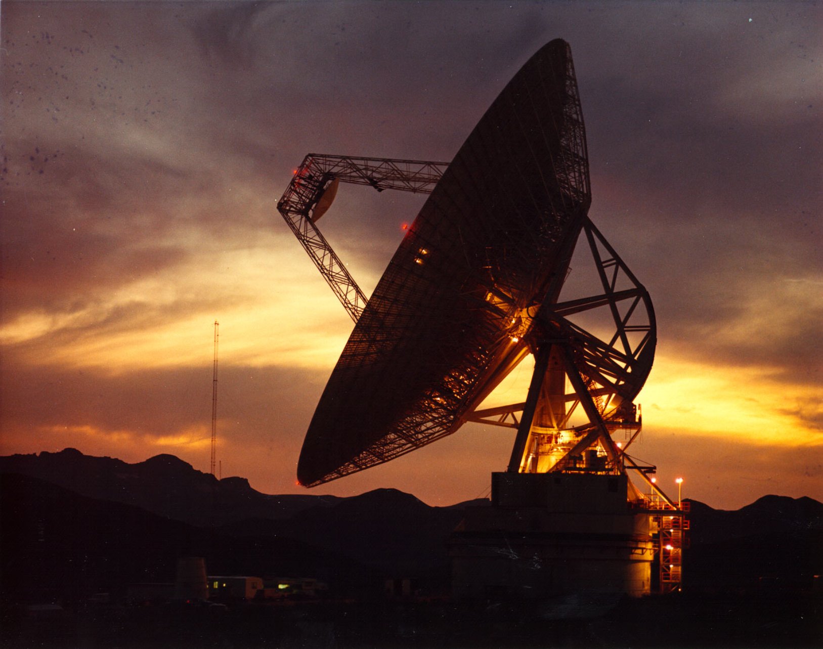 Prise de vue au coucher du soleil de l'antenne de 70 mètres à Goldstone, en Californie. Le complexe de communications Goldstone Deep Space, situé dans le désert de Mojave en Californie, est l'un des trois complexes qui composent le Deep Space Network (DSN) de la Nasa. Le DSN assure les communications radio pour tous les vaisseaux spatiaux interplanétaires de la Nasa et est également utilisé pour la radioastronomie et les observations radar du Système solaire et de l'Univers. © Nasa