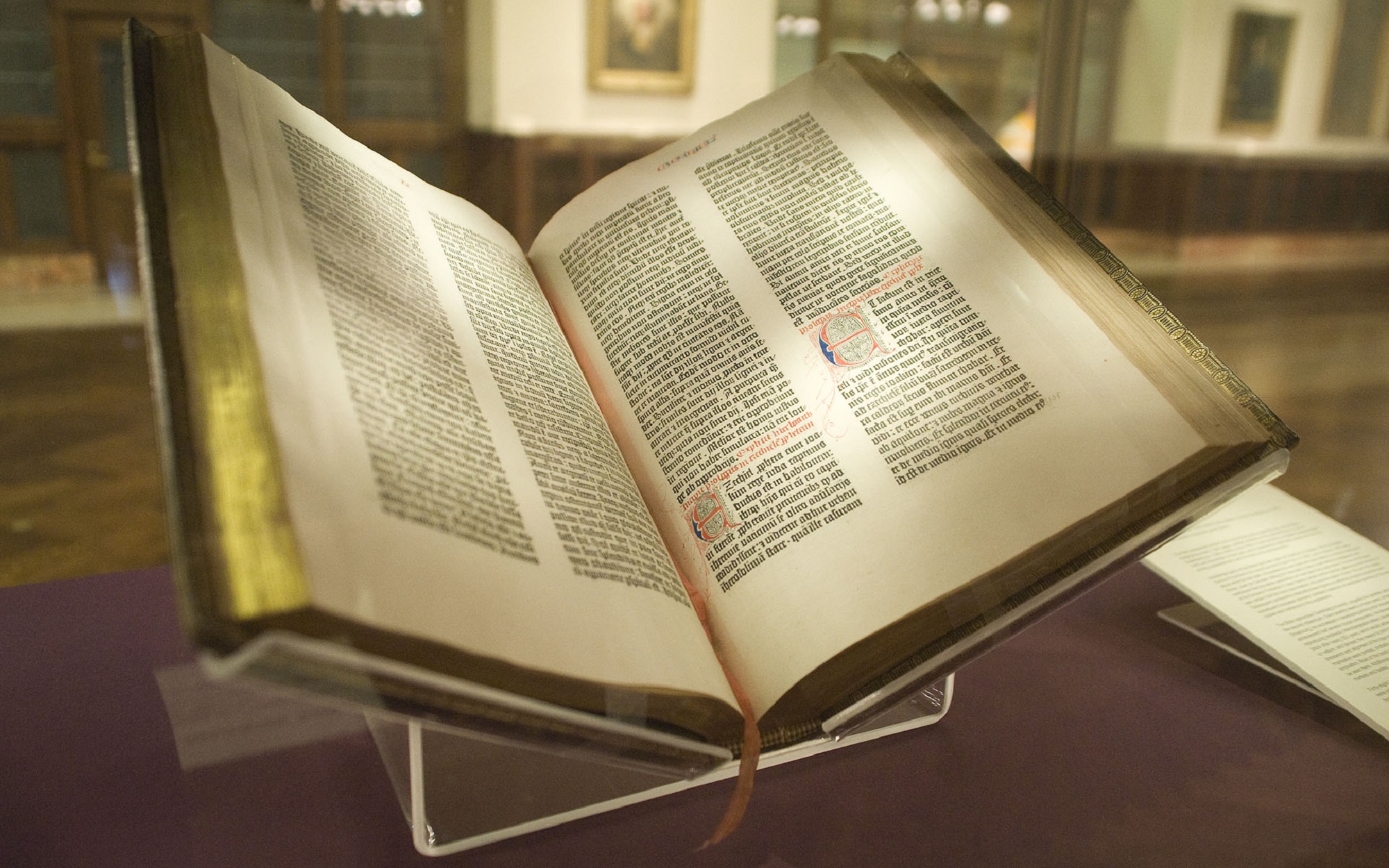 Une rare reproduction intégrale de la bible imprimée par Gutenberg, datée de 1455 environ, appelée « Lenox Copy », conservée à la New York Public Library. On estime qu'il reste 45 reproductions d'époque de cet ouvrage. © Wikimedia Commons, domaine public.