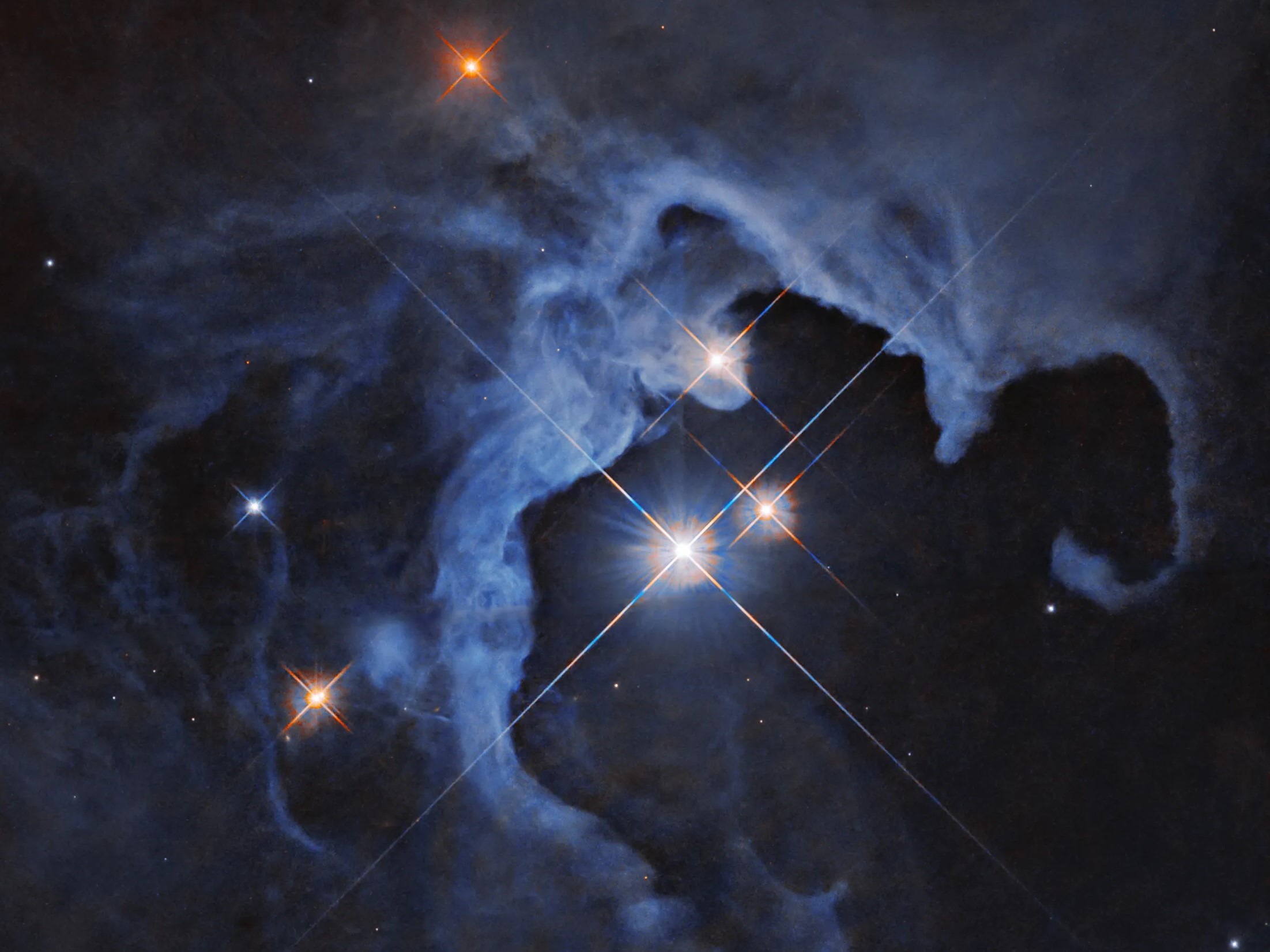 Cette image du télescope spatial Hubble de la Nasa capture un système stellaire à trois étoiles. © Nasa, ESA, G. Duchene (Université de Grenoble I) ; Traitement d'images : Gladys Kober (Nasa/Université catholique d'Amérique)