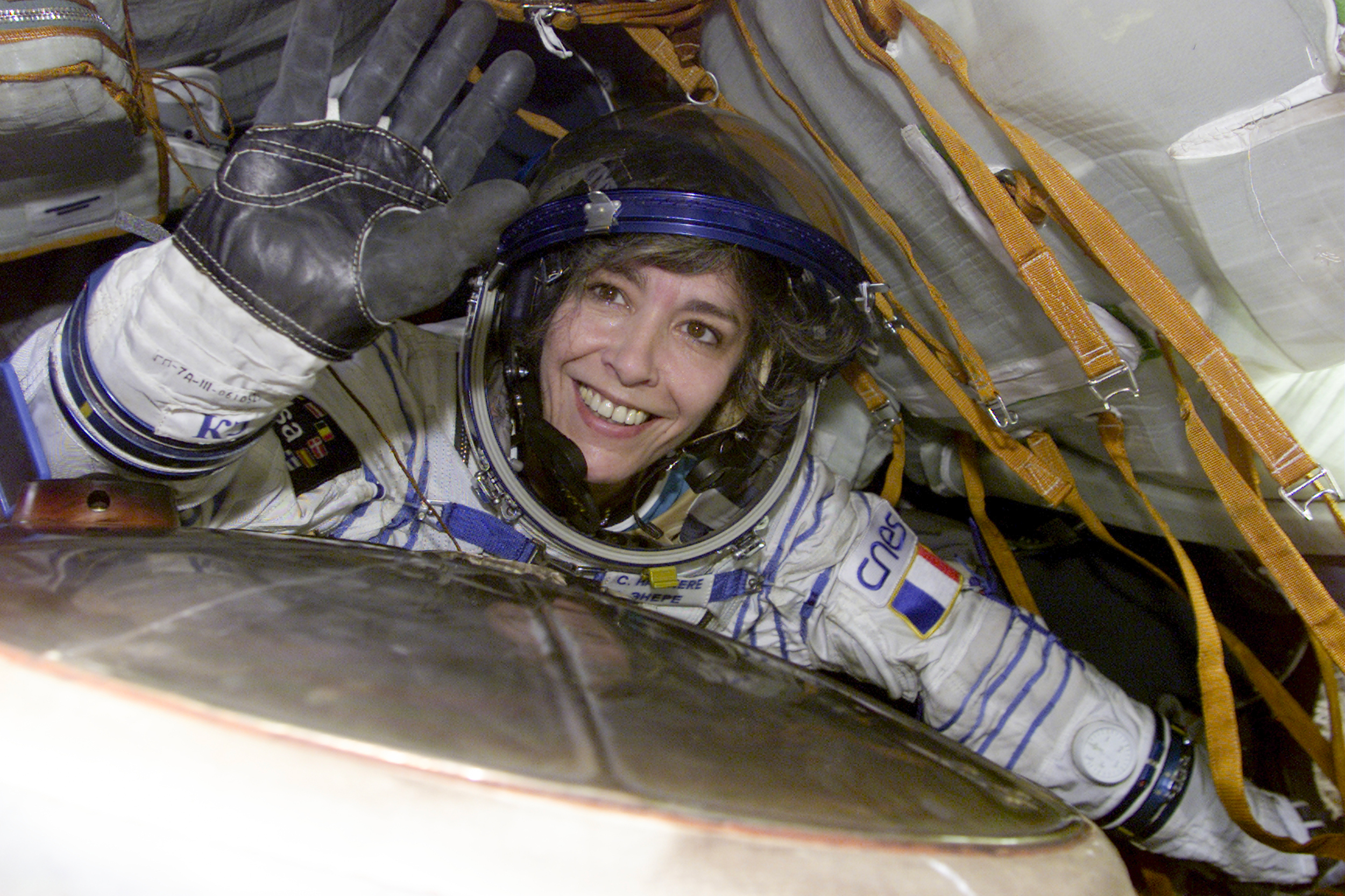 Claudie Haigneré, lors de son retour sur Terre après sa mission Andromède de 10 jours à bord de la Station spatiale internationale. Elle est ici vue à bord de la capsule russe Soyouz TM32 après son atterrissage. © ESA, S. Corvaja 