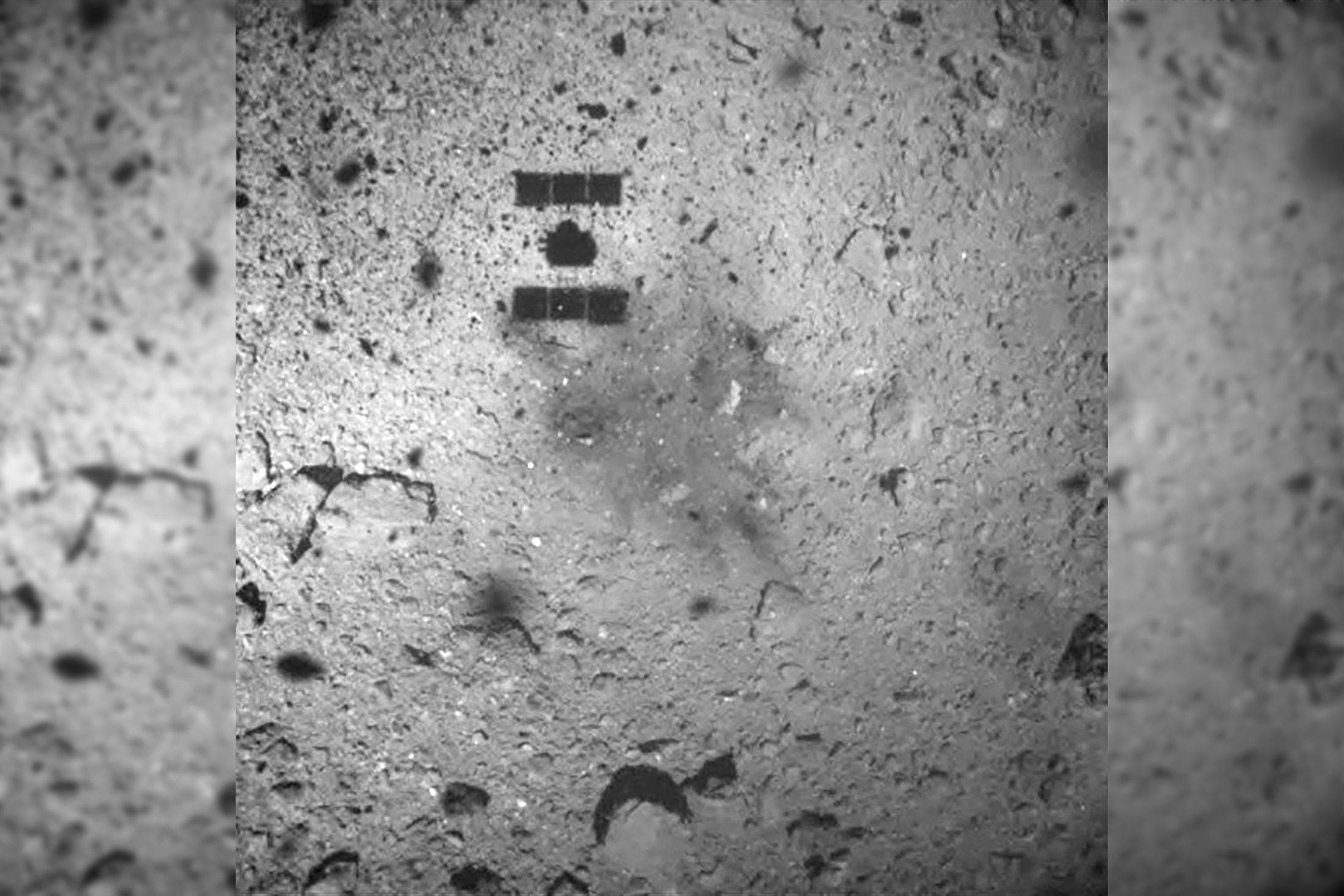 La sonde Hayabusa-2 lors de sa descente pour réaliser un « touch-down » et récupérer des échantillons de l'astéroïde Ryugu. © Jaxa, Hayabusa-2 Science Team