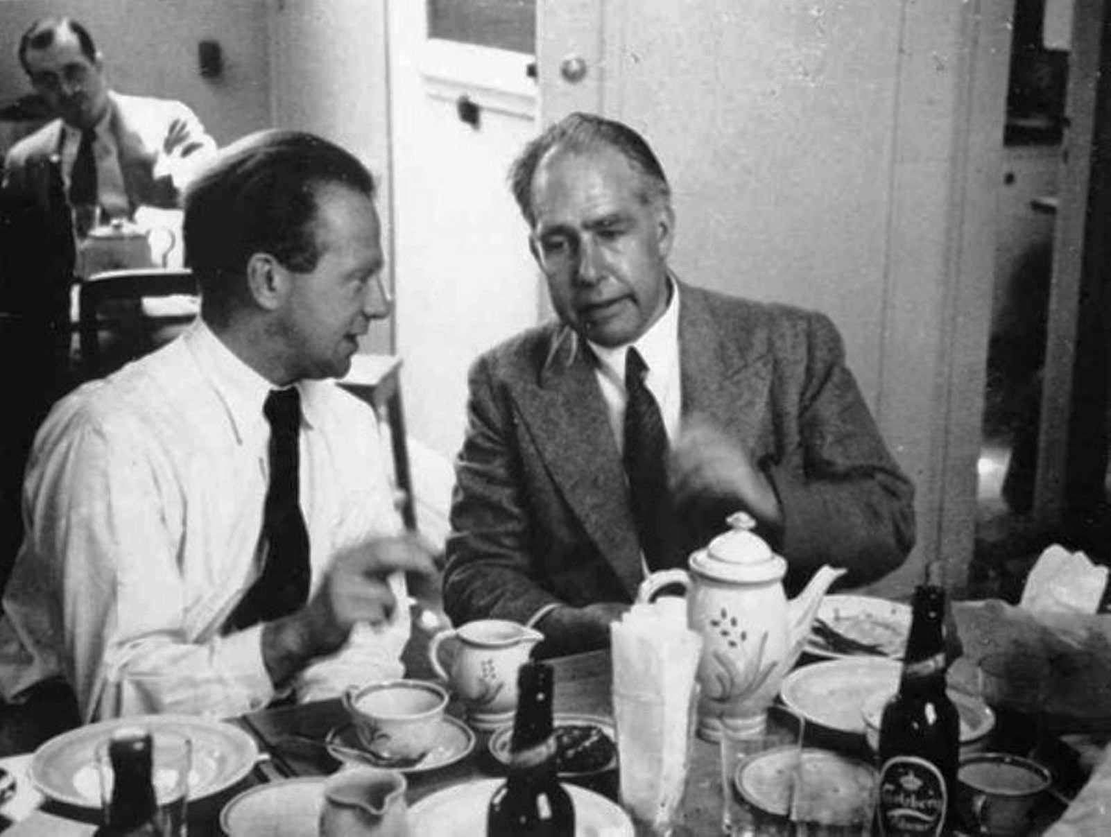 De gauche à droite, Werner Heisenberg et Niels Bohr en 1934. © Fermilab, U.S. Department of Energy