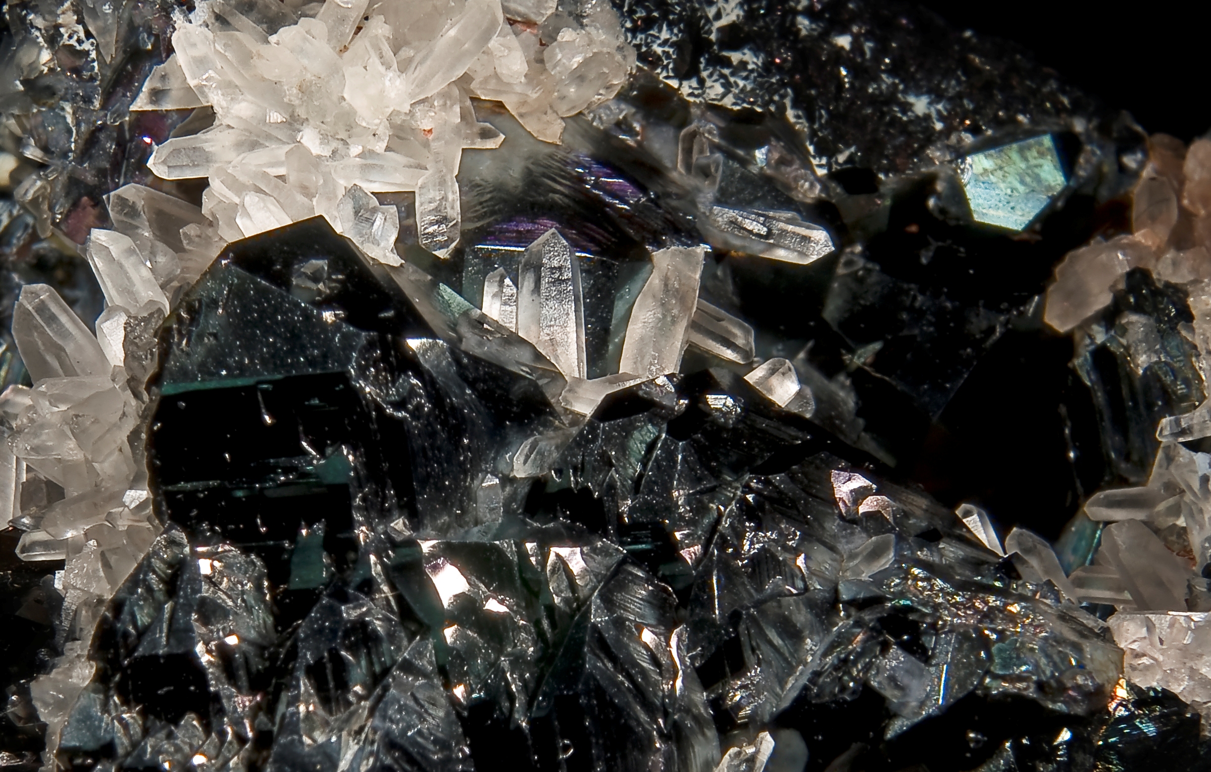 Les cristaux noirs sont constitués d'hématite (Spécularite). © Didier Descouens, Wikipédia, CC by-sa 4.0