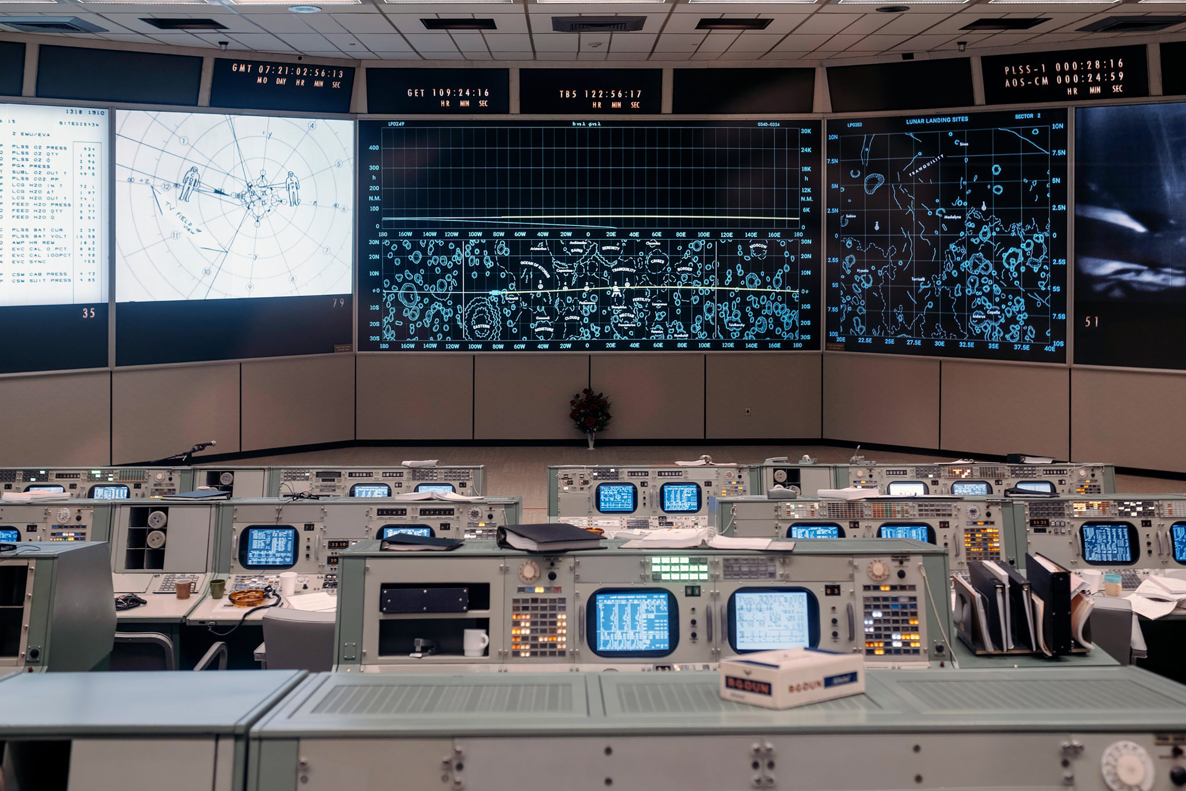 Le centre de contrôle des missions Apollo, également utilisé pour les missions Gemini. Il est vu ici  rénové avec une remise en état identique à l'année 1969. © Nasa