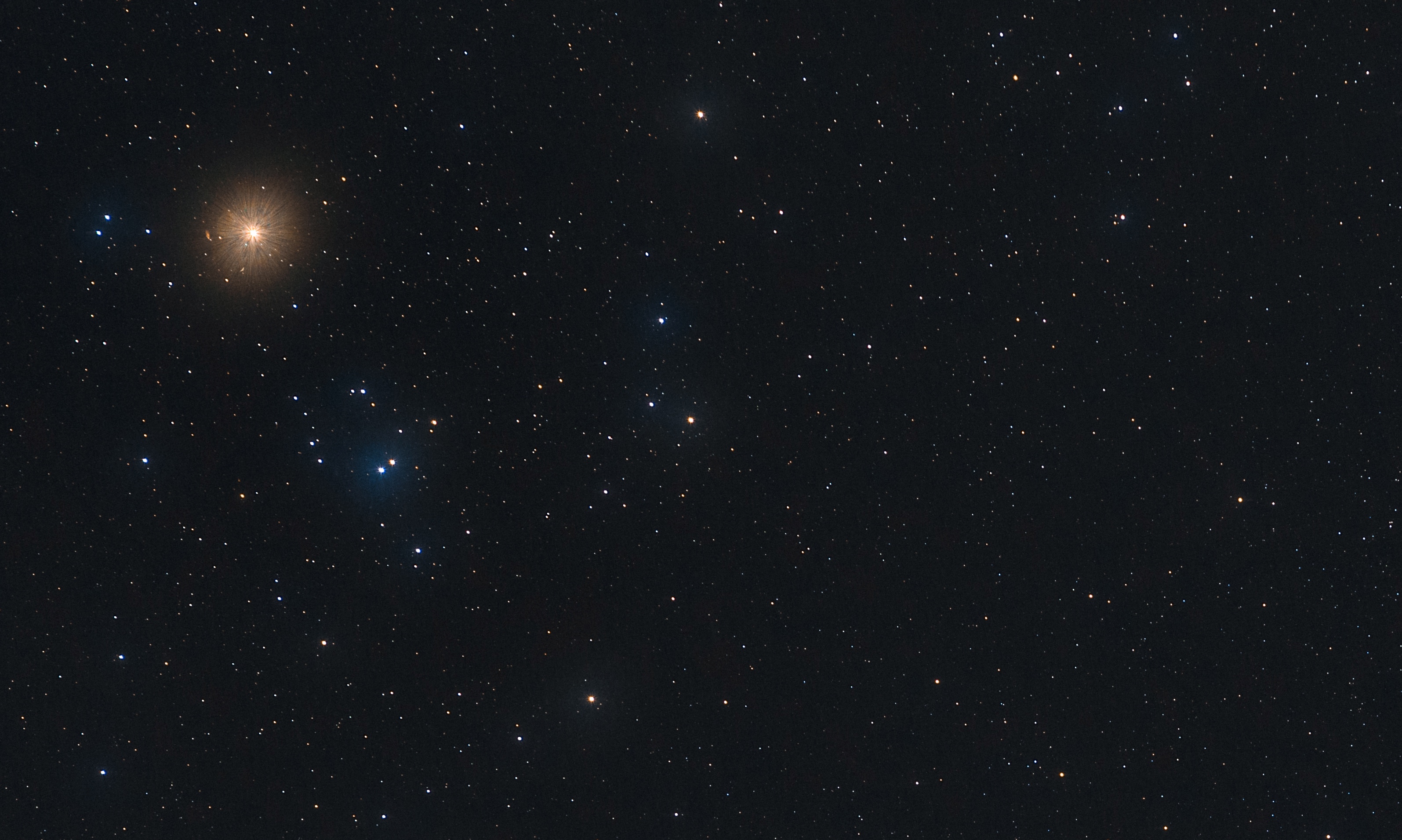 Gros plan sur les Hyades, amas de jeunes étoiles dont les plus brillantes forment un V vus depuis la Terre. Aldébaran, à l'éclat rouge-orangé, n'appartient pas à l'essaim. © David Hajnal, Adobe Stock