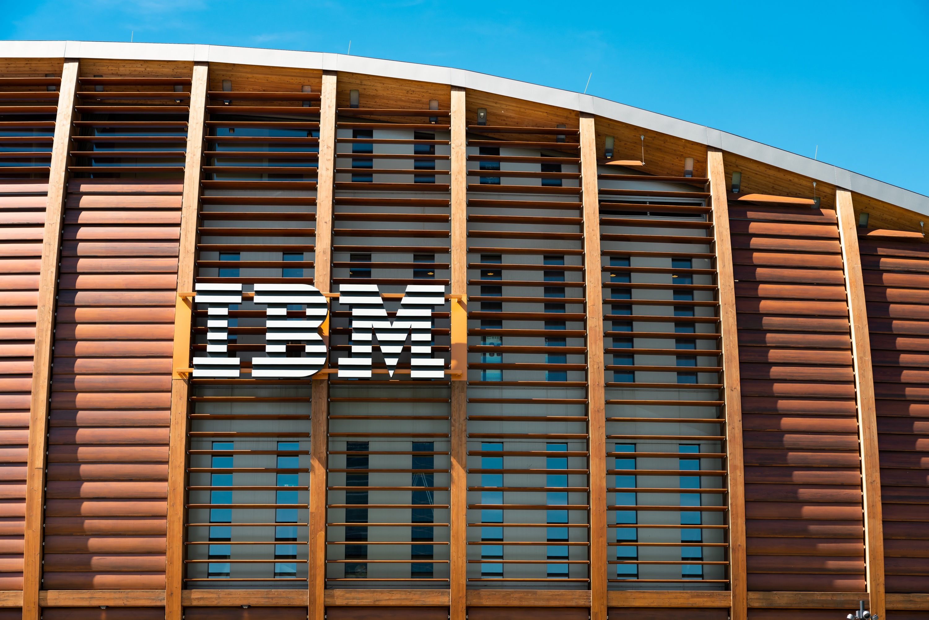 L'immeuble d'IBM à Milan. IBM est à l'origine de l'architecture de réseau SNA. © radub85 - AdobeStock