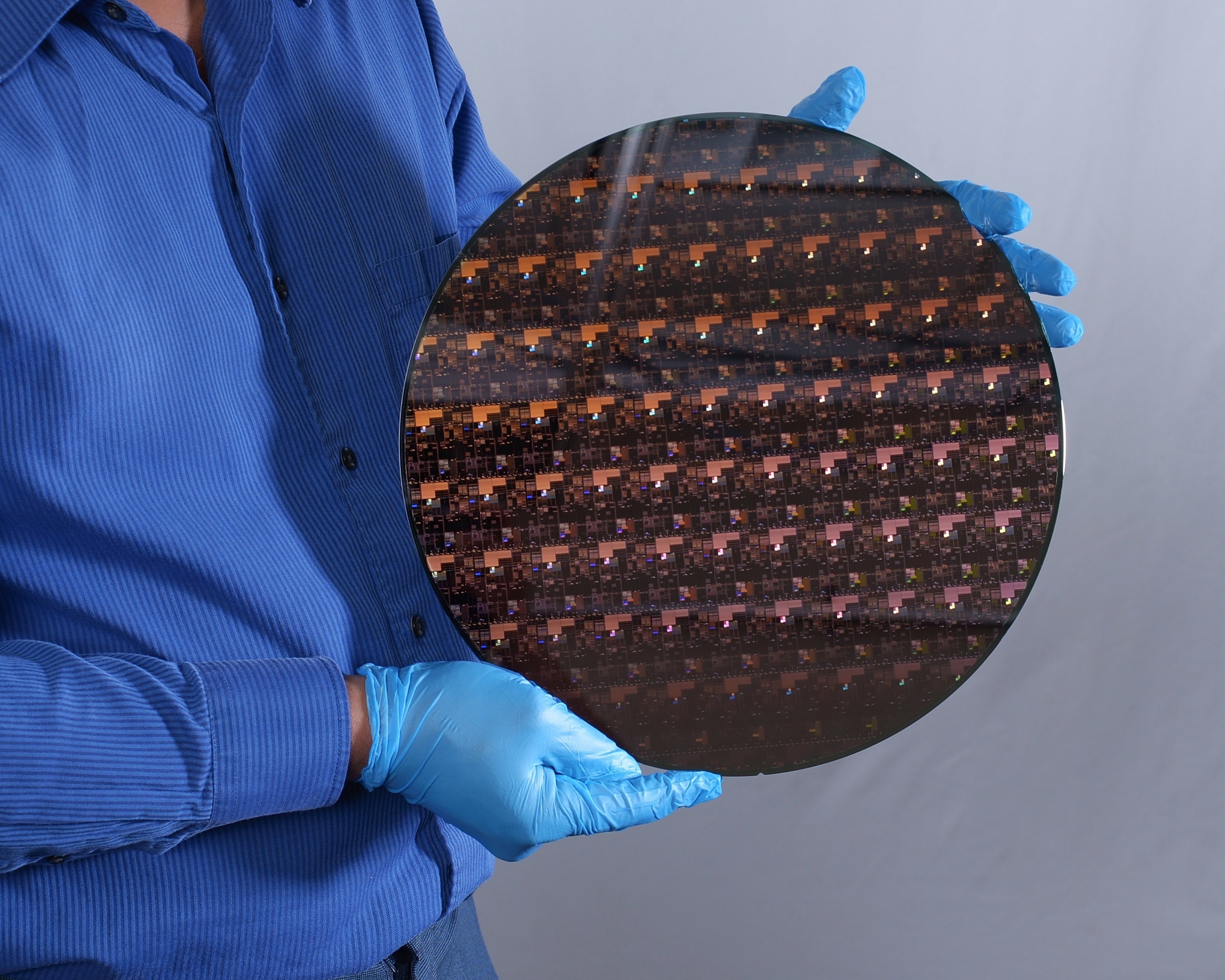IBM présente un wafer, une plaque contenant des puces gravées en 2 nm. © IBM