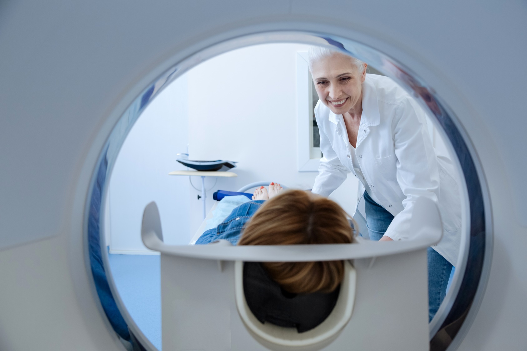 IRM, scanner, radiographie : quelle différence ? Pour un scanner ou une IRM, le patient est placé dans un tunnel et ne doit pas bouger. © zinkevych, Fotolia