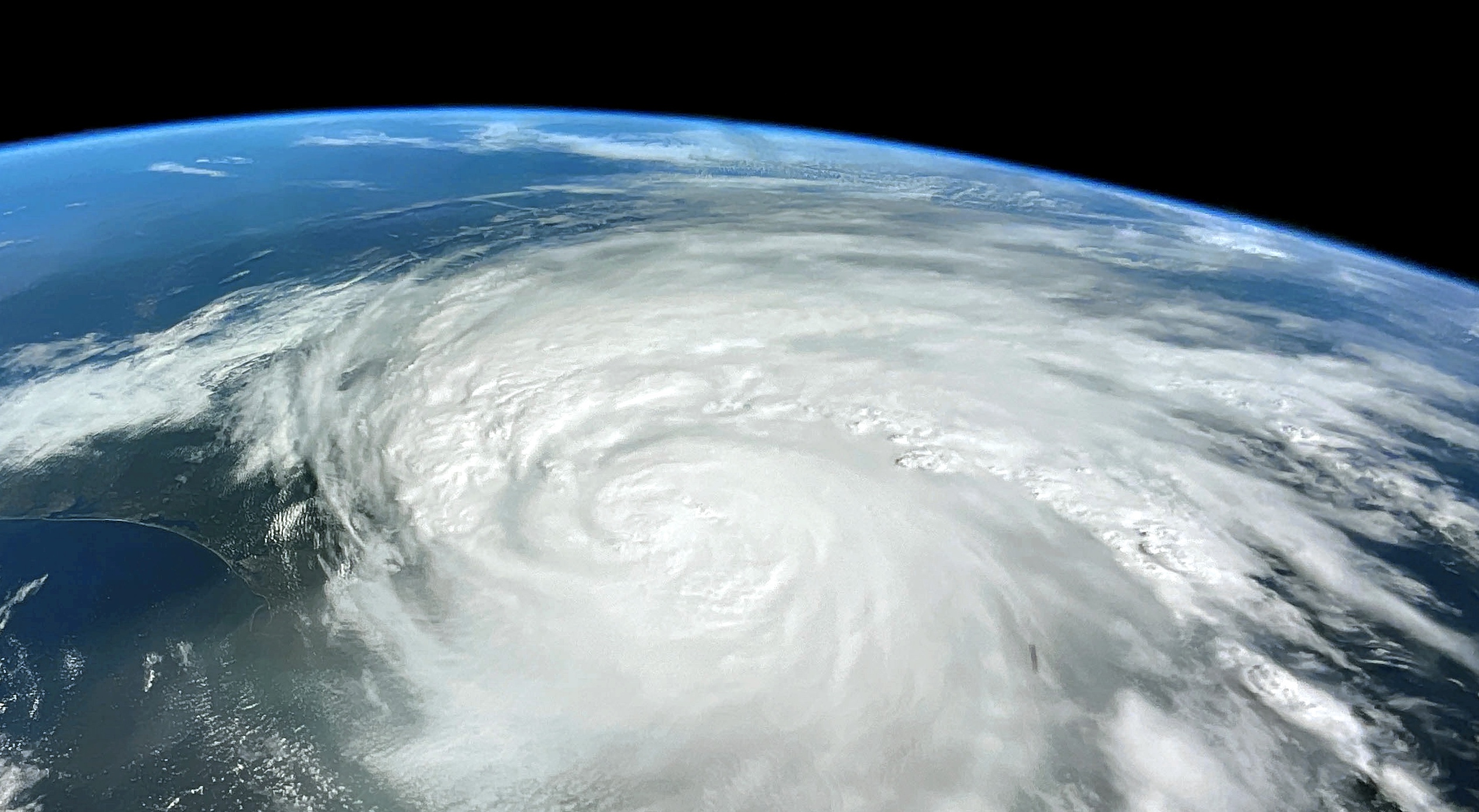 Les ouragans s'intensifient plus rapidement, mais ils sont aussi plus pluvieux tout en se déplaçant moins rapidement qu'avant. © Nasa
