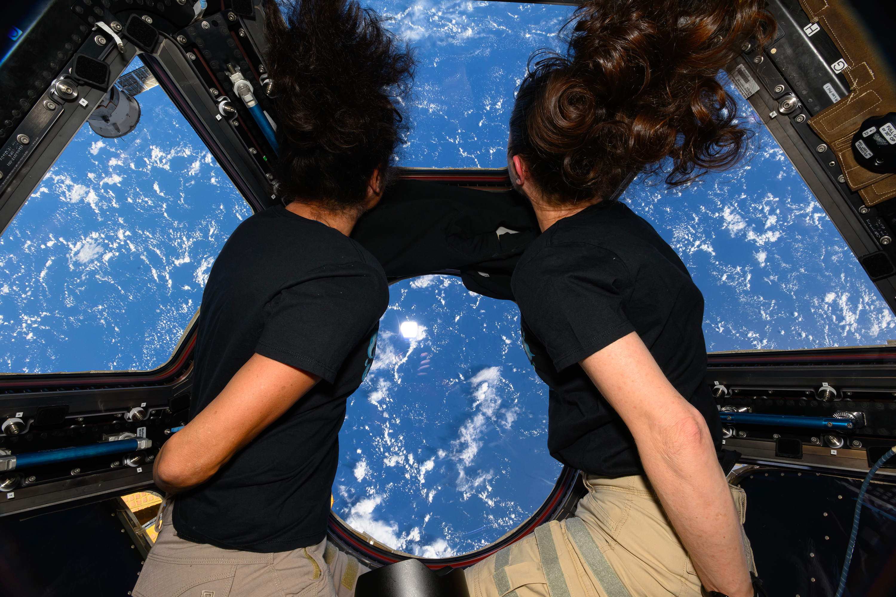 Les astronautes de la Nasa, ici Suni Williams et Tracy C. Dyson, semblent ne pas se lasser d'observer la Terre depuis la coupole de la Station spatiale internationale. © Nasa