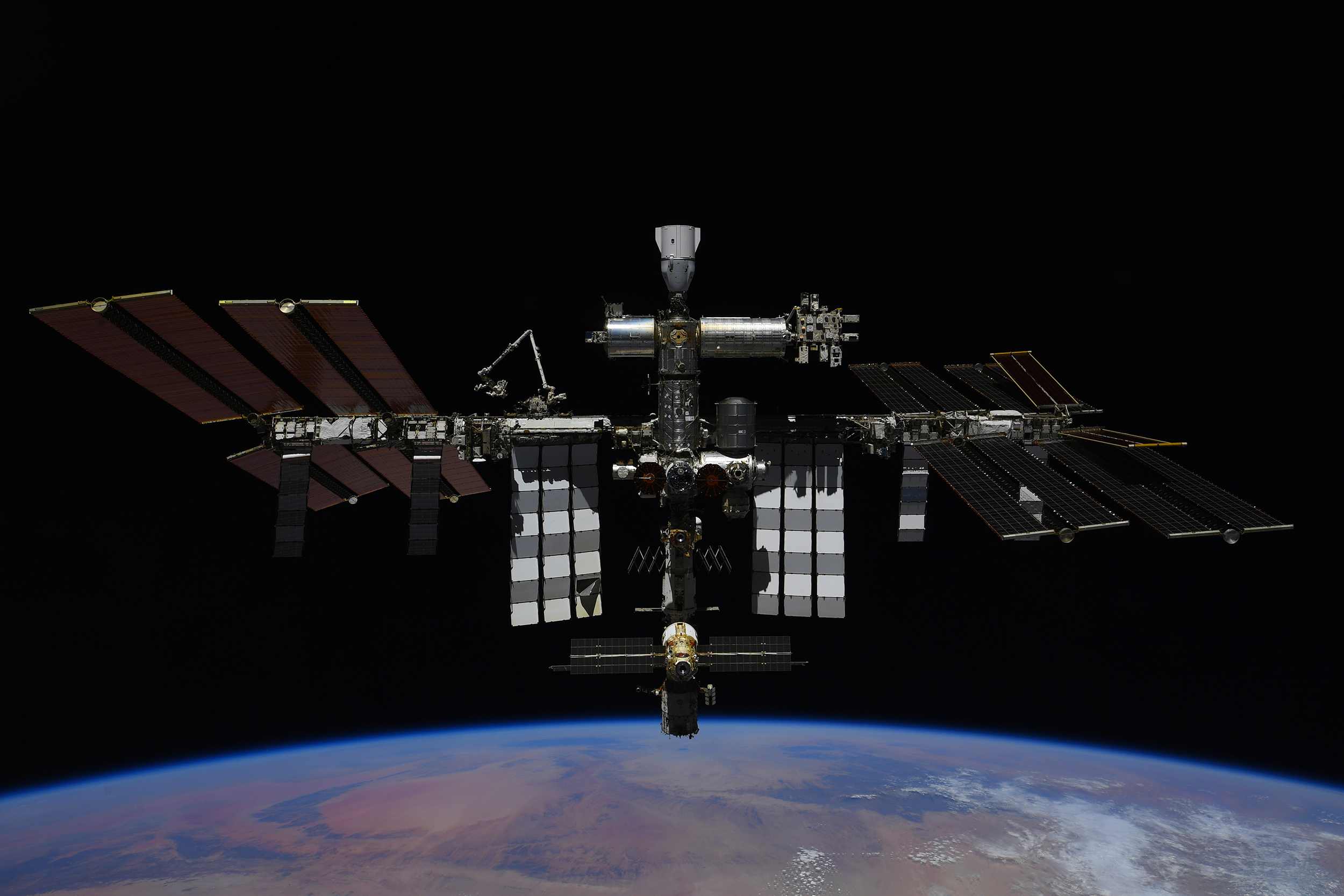 La Station spatiale internationale vue depuis un véhicule Soyouz. © Roscosmos, P. Dubrov