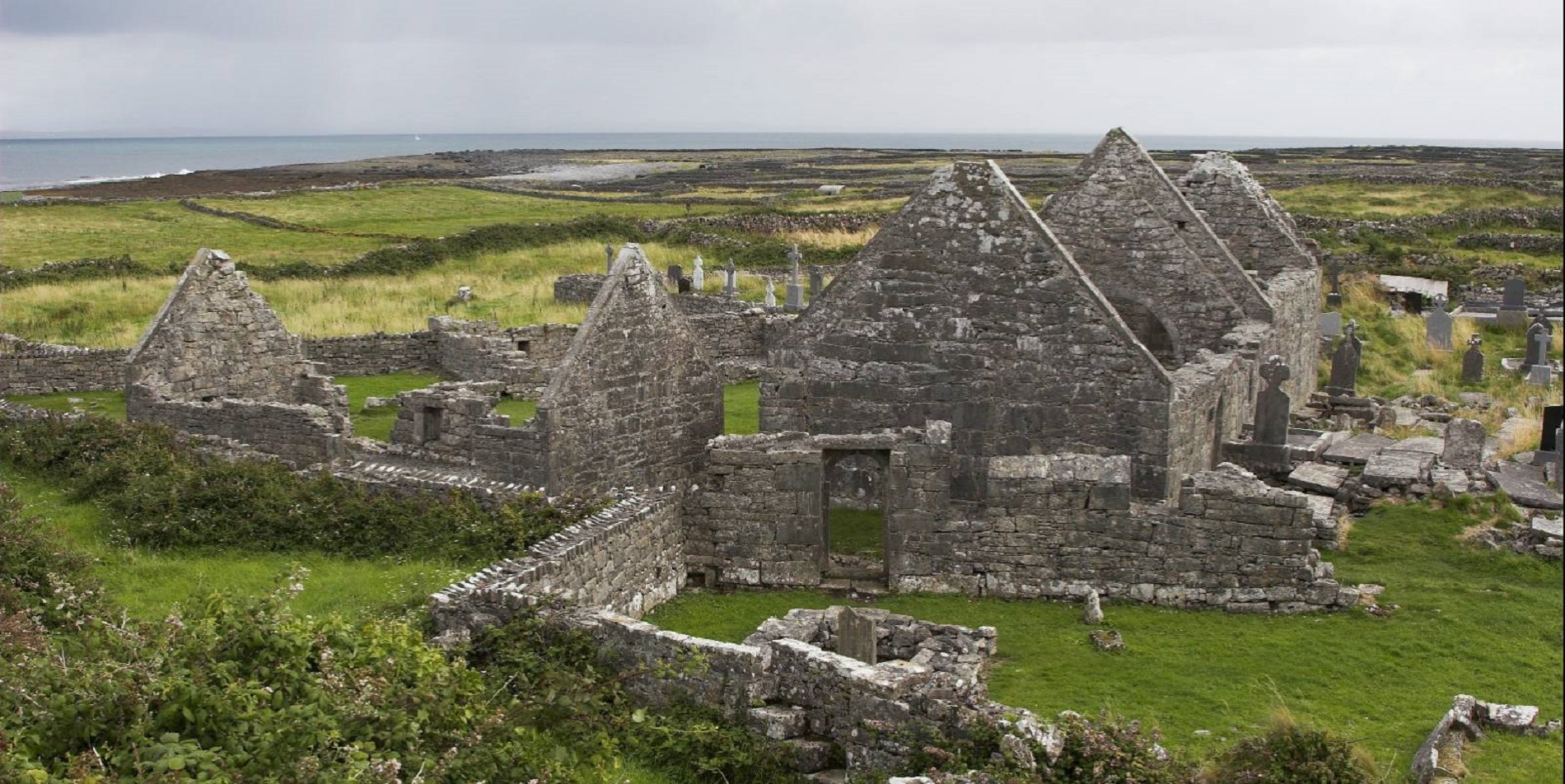 Photo : "Seven Churches" (ruines d'un ensemble monastique du Xe siècle), sur lnishmore, l'une des îles d'Aran, Irlande. © Photo Herbert Ortner / Flickr.