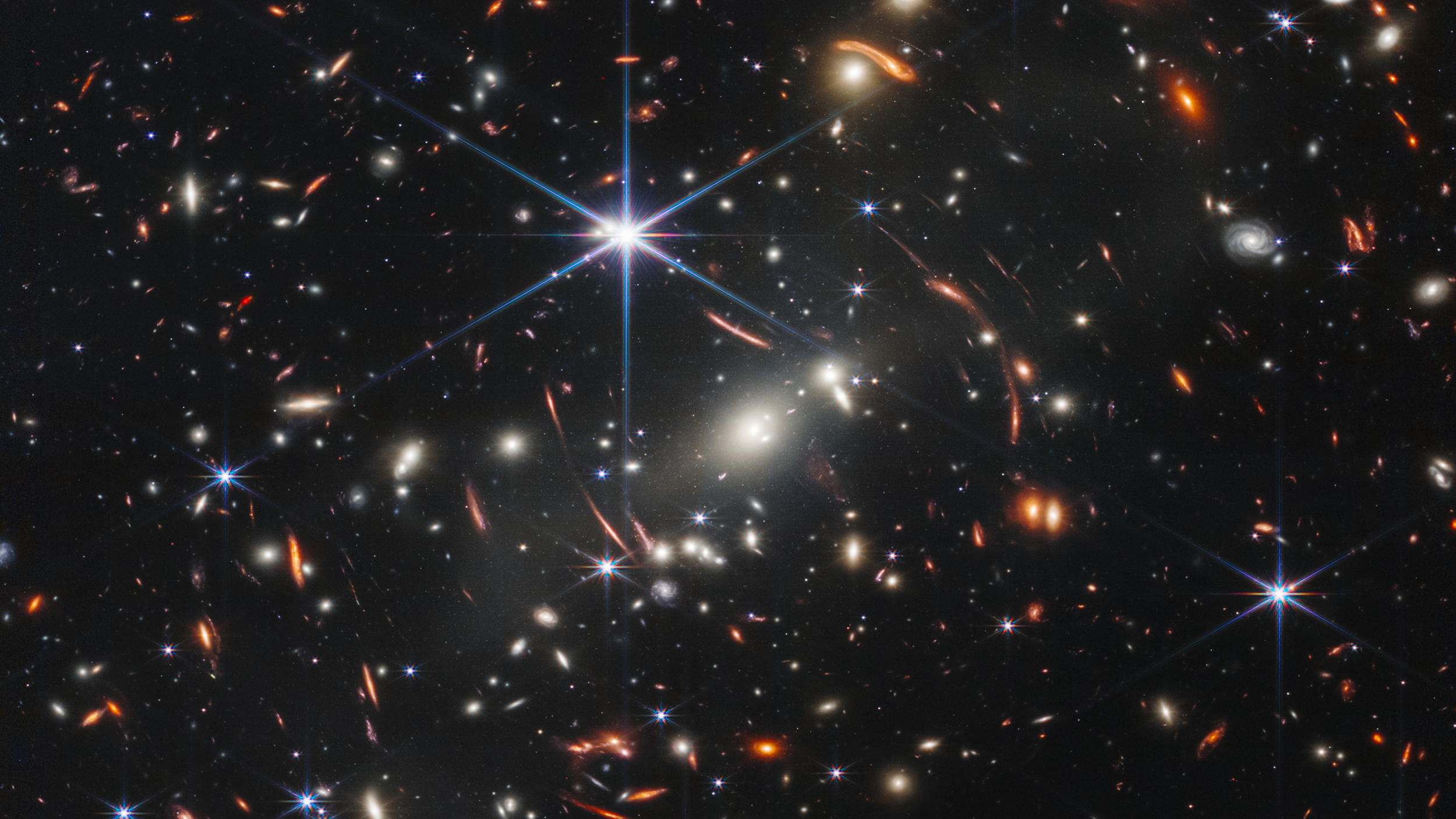 La toute première image du James-Webb montre l'Univers vieux de seulement 100 millions d'années, il y a déjà 13,8 milliards d'années ! © Nasa