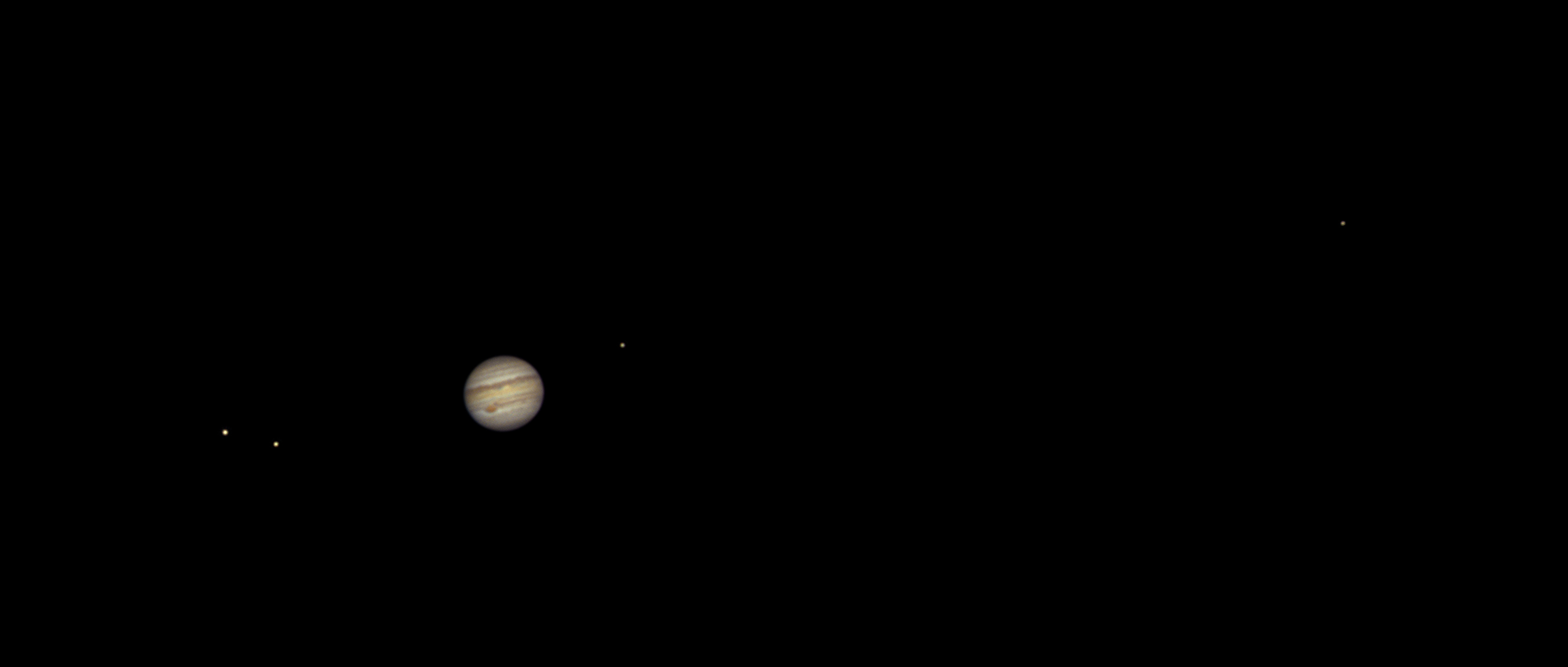 Jupiter et ses quatre plus grandes lunes. La plus éloignée, à droite, est Callisto. Vous pouvez voir les satellites galiléens avec une pare de jumelles. Avec une lunette ou un télescope, sans grossissement important, vous pouvez admirer les bandes équatoriales de la géante gazeuse et aussi sa Grande tache rouge. © David Hajnal, Adobe Stock