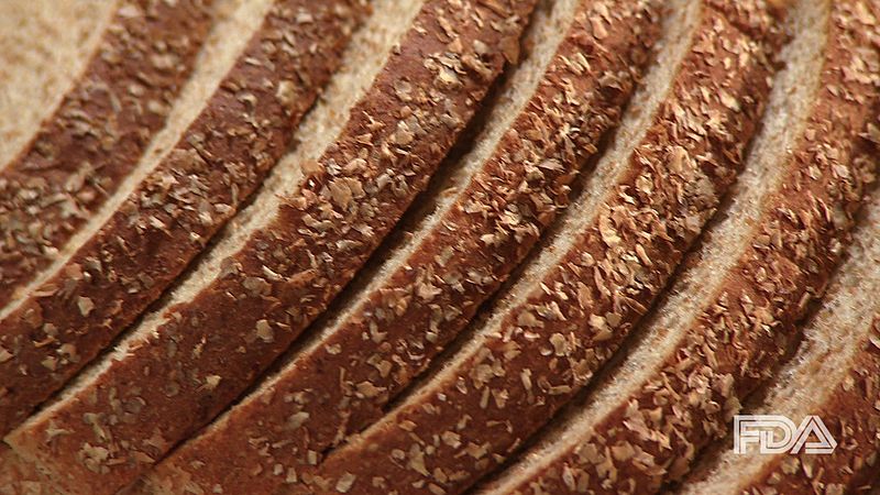 Les céréales complètes peuvent se trouver dans le pain. © FDA, Wikimedia Commons, DP