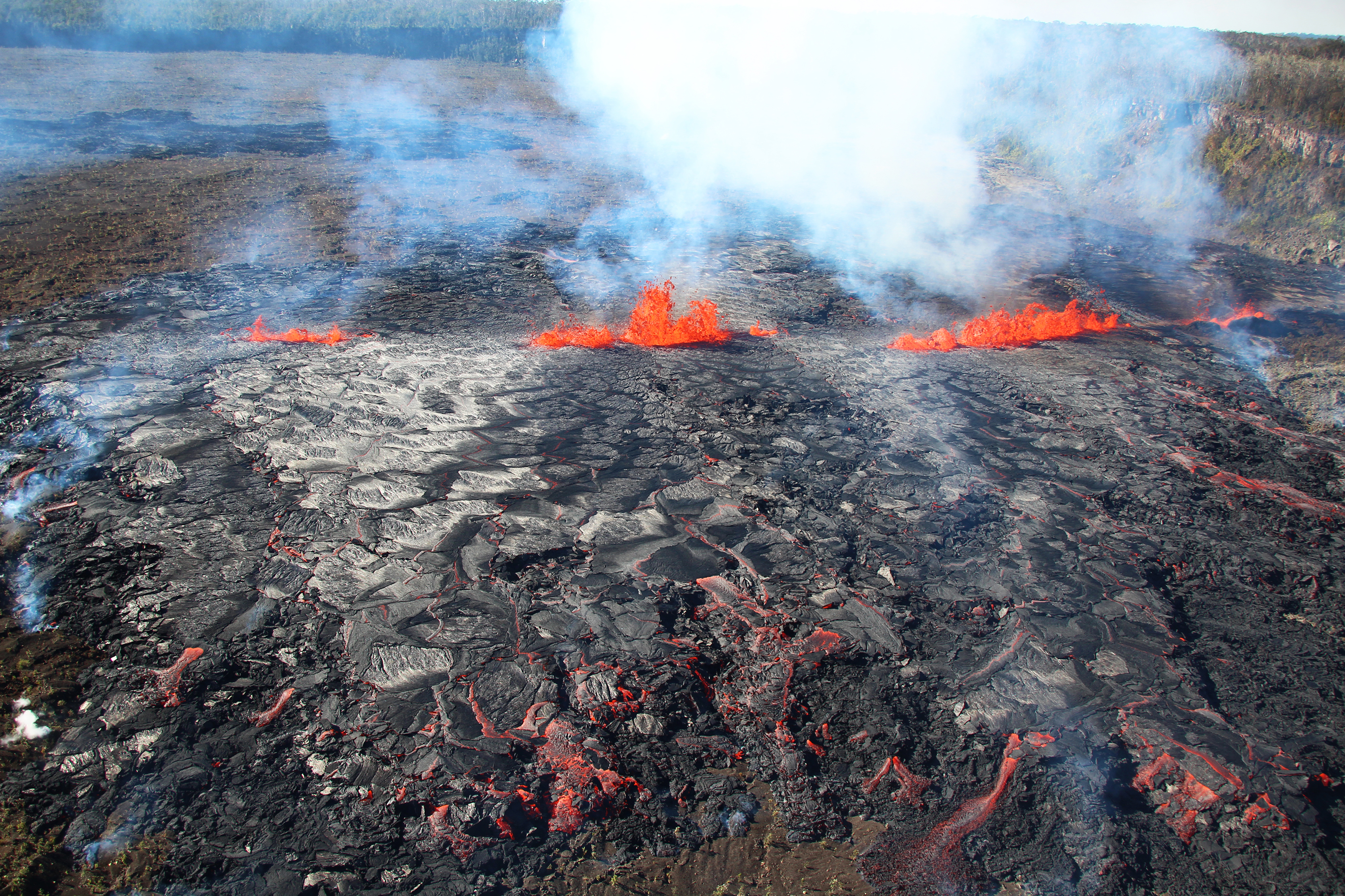 Activité sur la fissure éruptive du 17 septembre 2024 du Kilauea, dans le cratère Nāpau. © N. Deligne, USGS