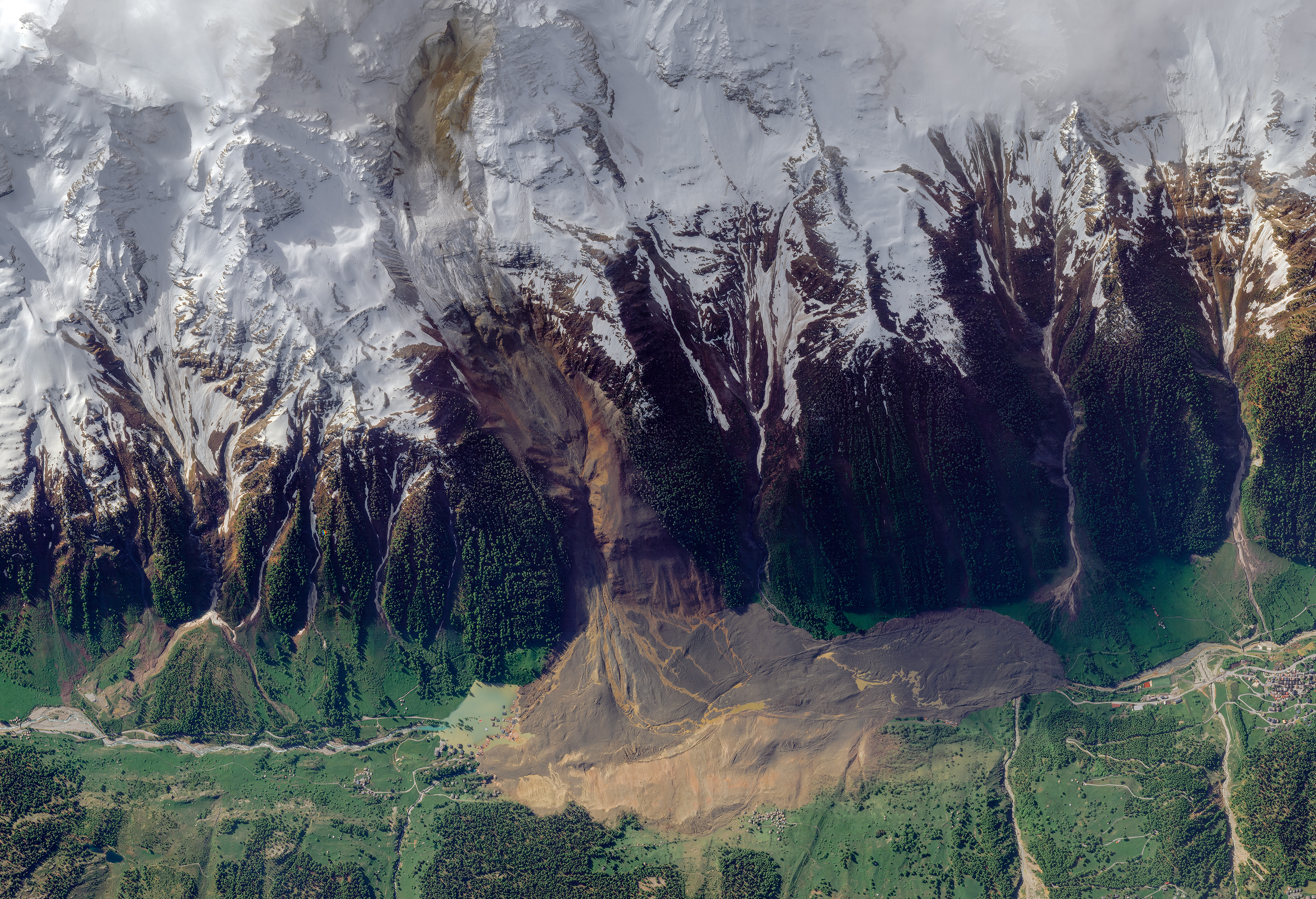 Les satellites de la constellation Planet ont observé l'effondrement d'une partie du glacier du Birch en Suisse. © Planet Labs PBC